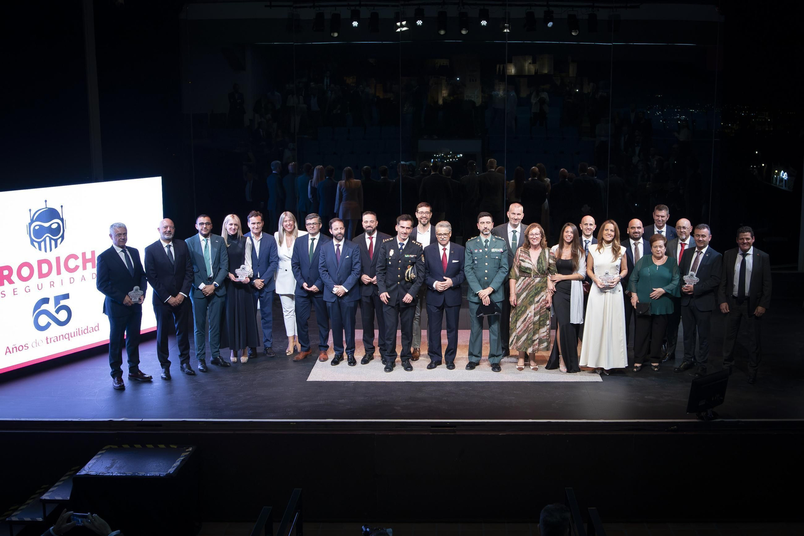 Foto de familia 65 aniversario Rodich Seguridad.