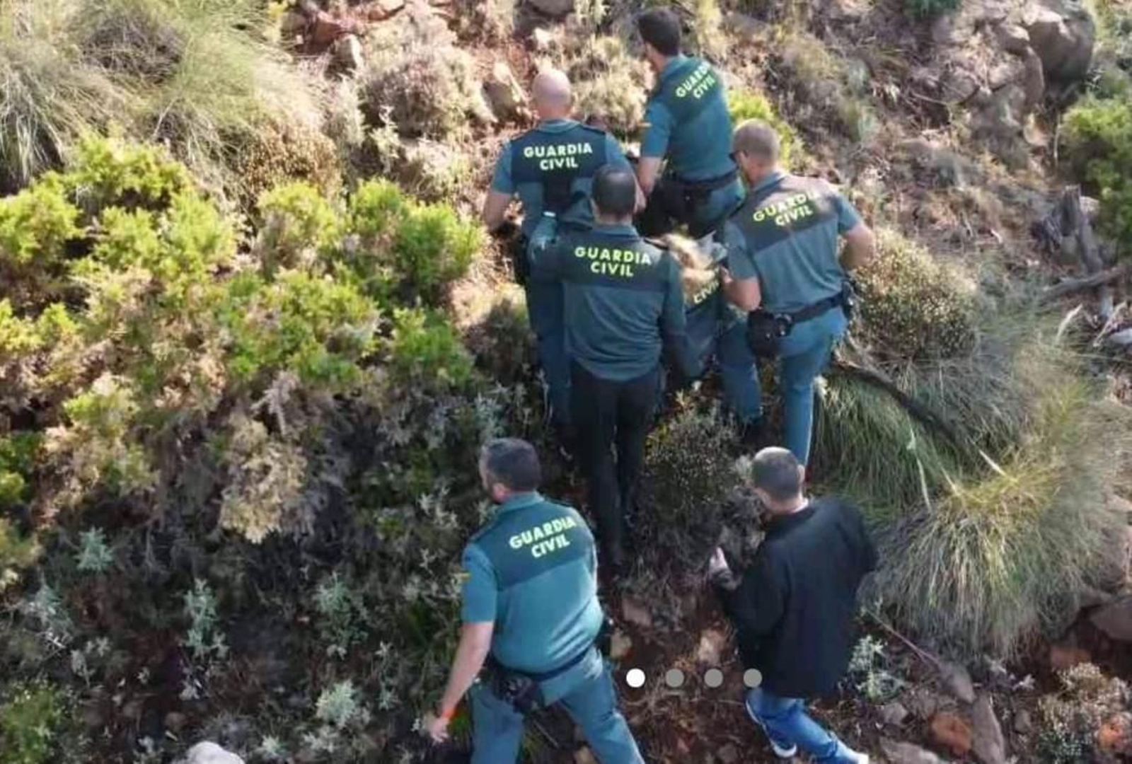 Agentes de la Guardia Civil durante el rescate en Igualeja. Agentes de la Guardia Civil durante el rescate en Igualeja.