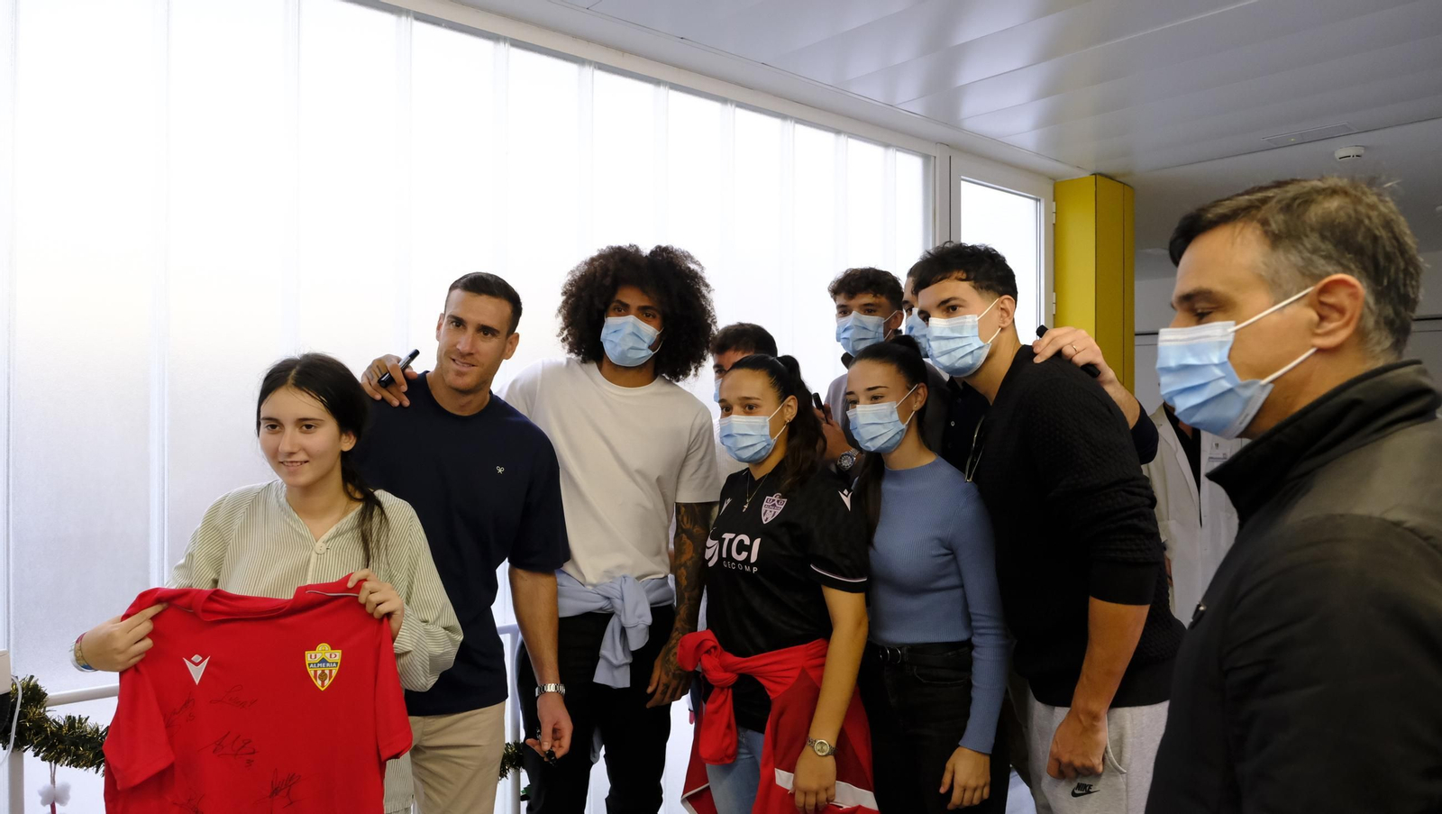 Las imágenes de la visita de los jugadores del Almería a los niños de Torrecárdenas