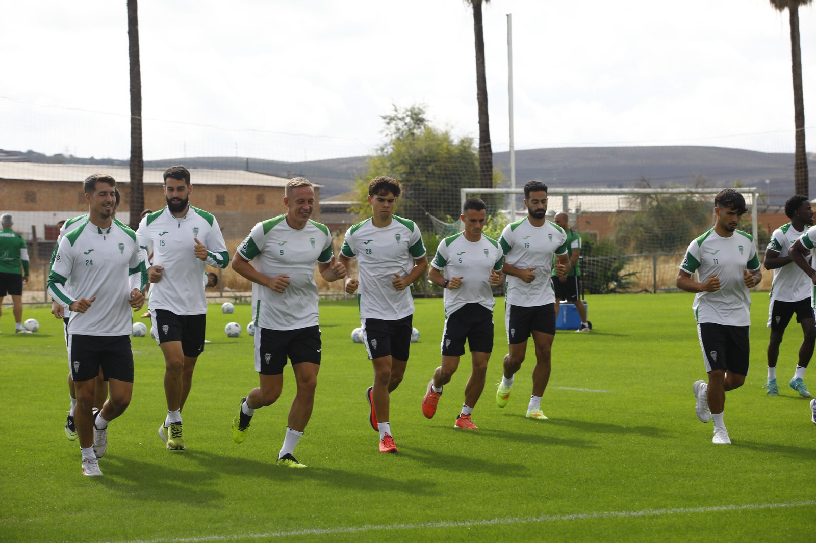 Los jugadores del Córdoba CF se ejercitan en la Ciudad Deportiva.
