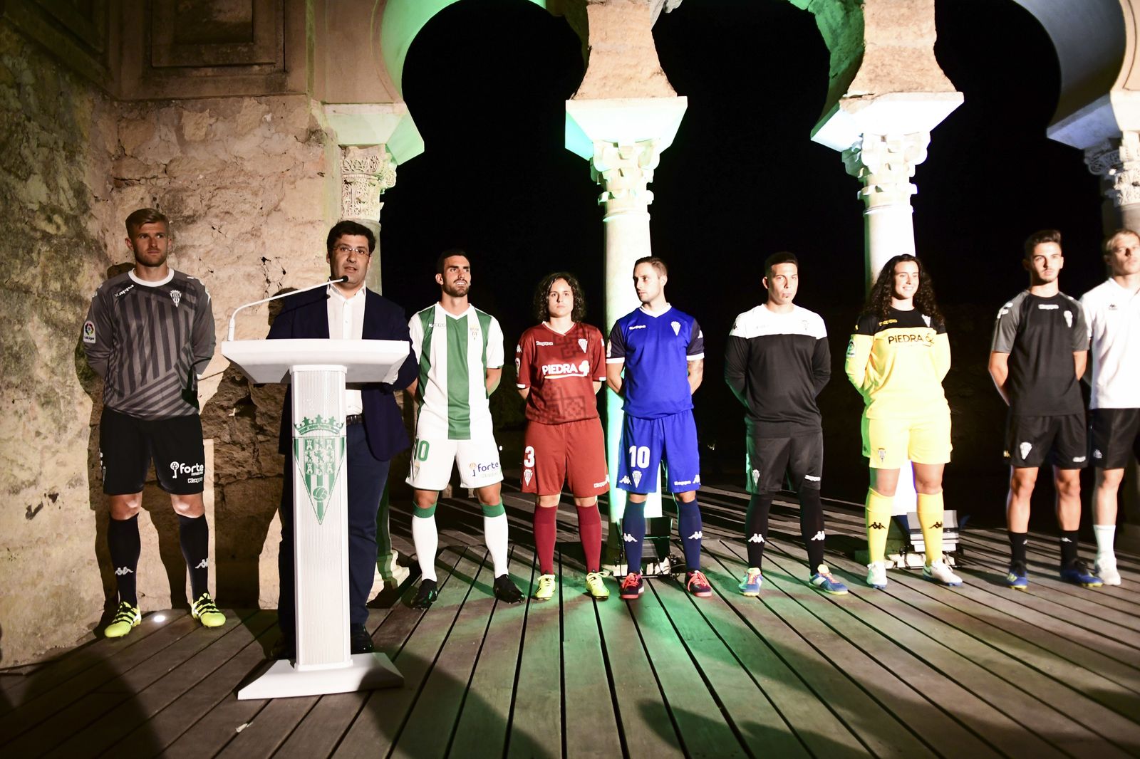 El Córdoba CF presenta sus nuevas camisetas en Medina Azahara