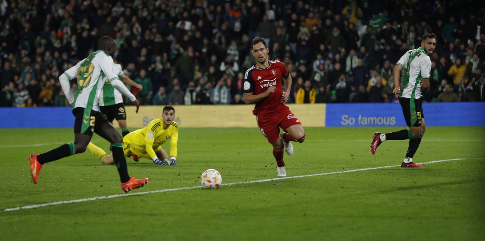 Sabaly se dispone a empujar el balón del 2-1 tras el pase de Borja Iglesias.