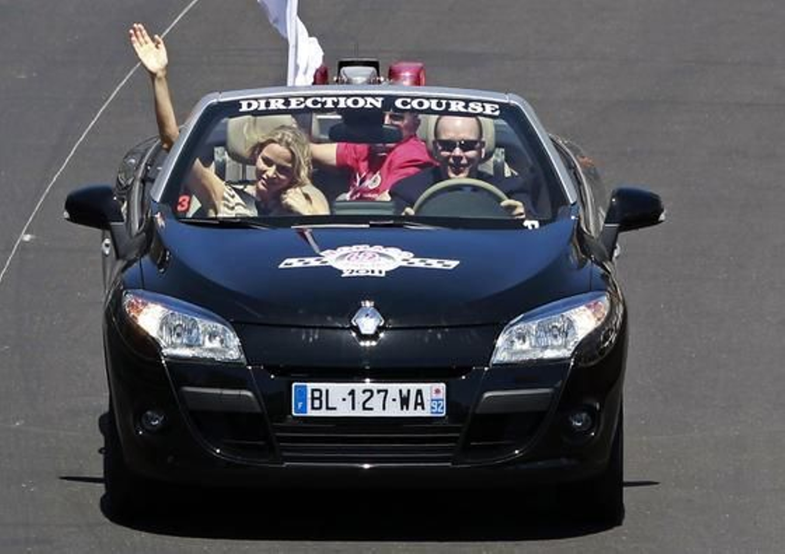El príncipe Albert II de Mónaco pasea con su prometida Charlene Wittstock por el circuito antes de la carrera.

Foto: Reuters