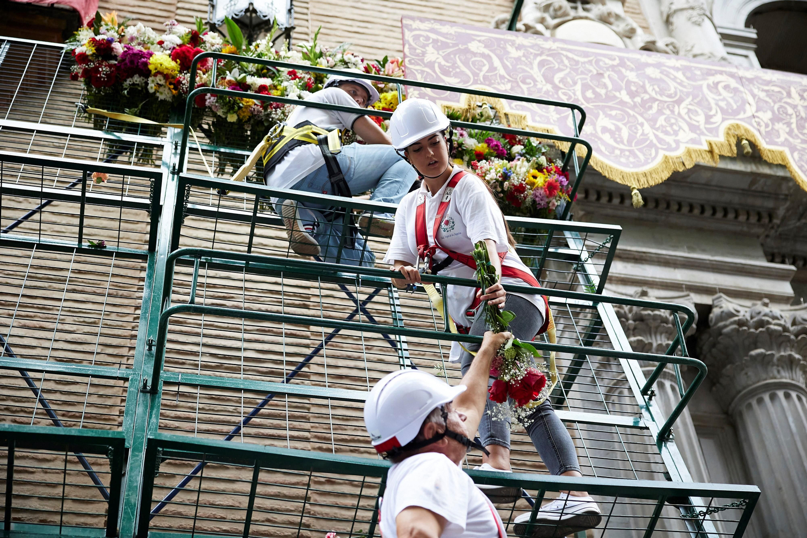 Granada se vuelca con la ofrenda floral en la Basílica de la Virgen de las Angustias