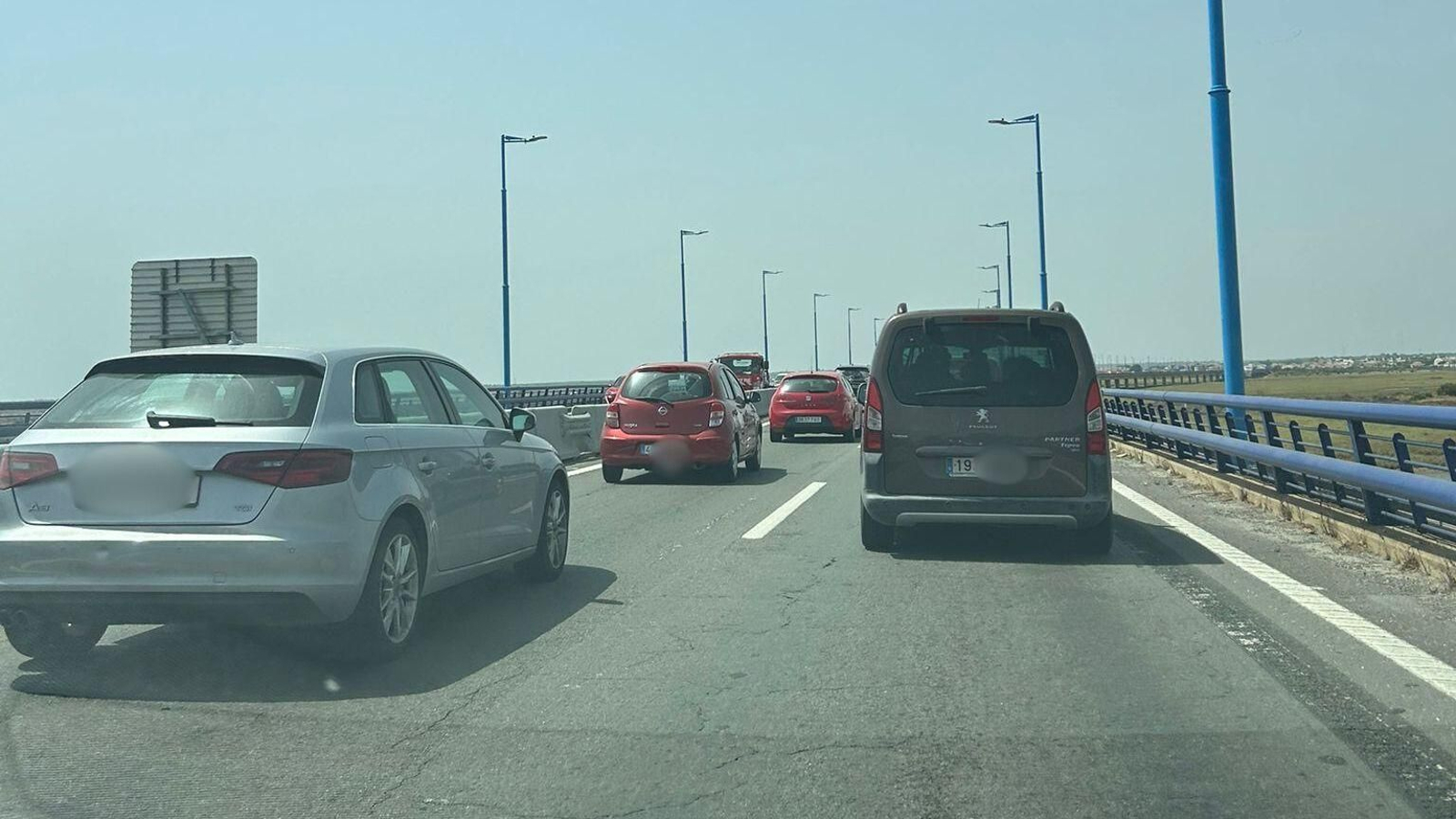 Atasco en el Puente del Odiel.