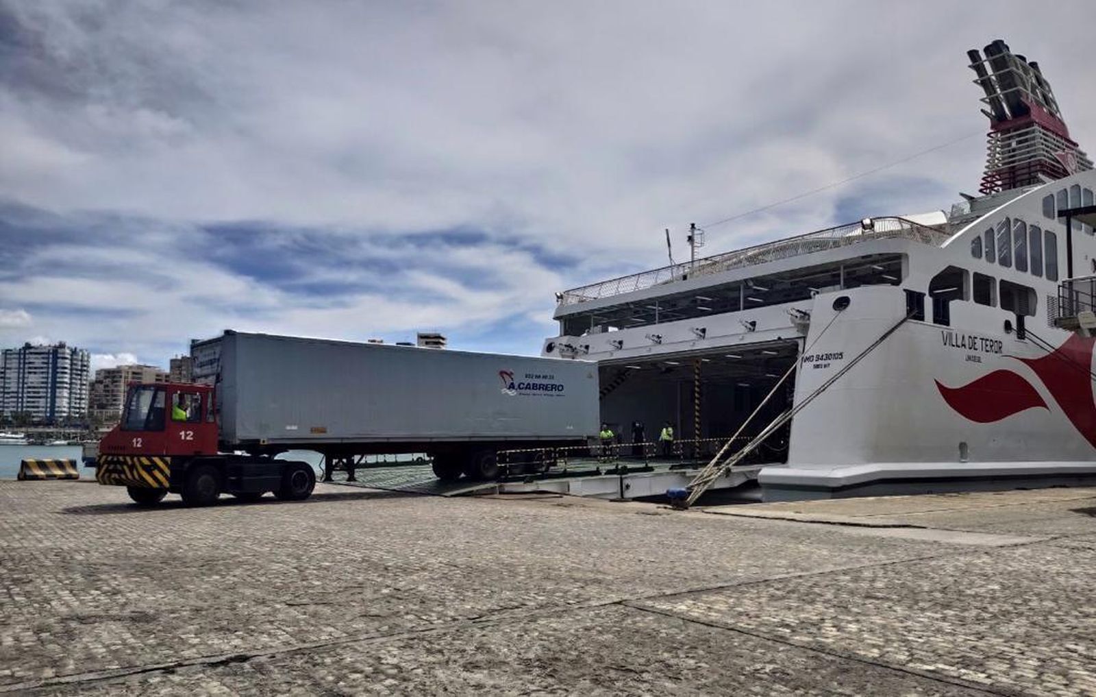 Embarque de plátanos para el Banco de Alimentos de Melilla.