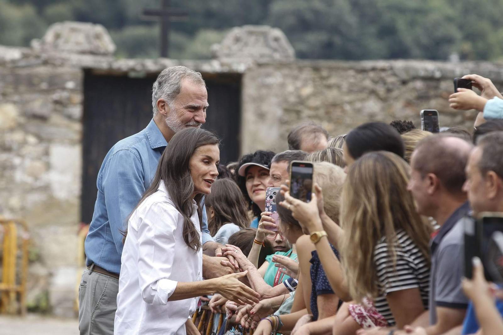 Las fotos de la visita de los Reyes a las zonas afectadas por los incendios en Sanabria y Las Médulas