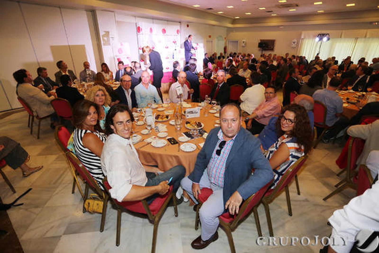 José Berasaluce, Dolores Barroso, Manuel Aguilera, Salvador Cala, Ignacio Moreno, Juan A. Ayoso, Juan J. Campos-Guereta, Juan Benito, Antonio Camino, José Gómez y Alfonso Garrido, junto a Marisa López y Benjamín Sánchez, comerciales del Grupo Joly.

Foto: Pascual