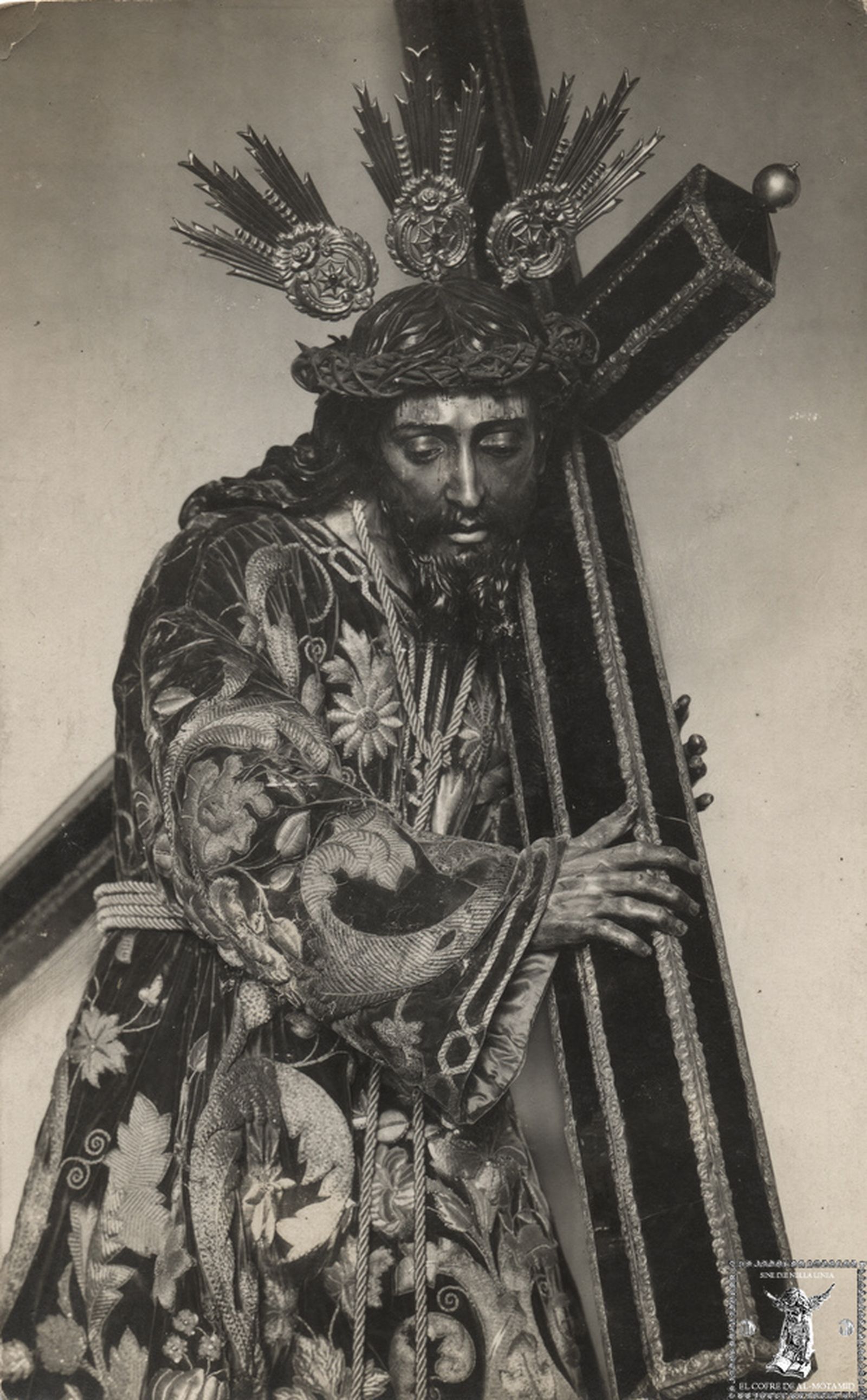 El nazareno de la O con su antigua túnica bordada