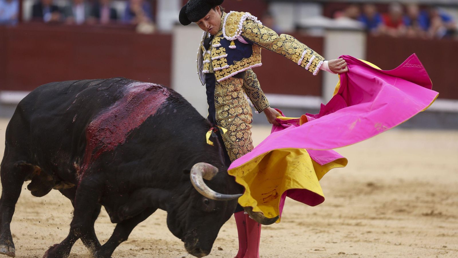 Roca Rey no alcanzó el éxito, pero sí dio muestras una vez más de su poderío y valor, como aquí con ‘Soleares’.