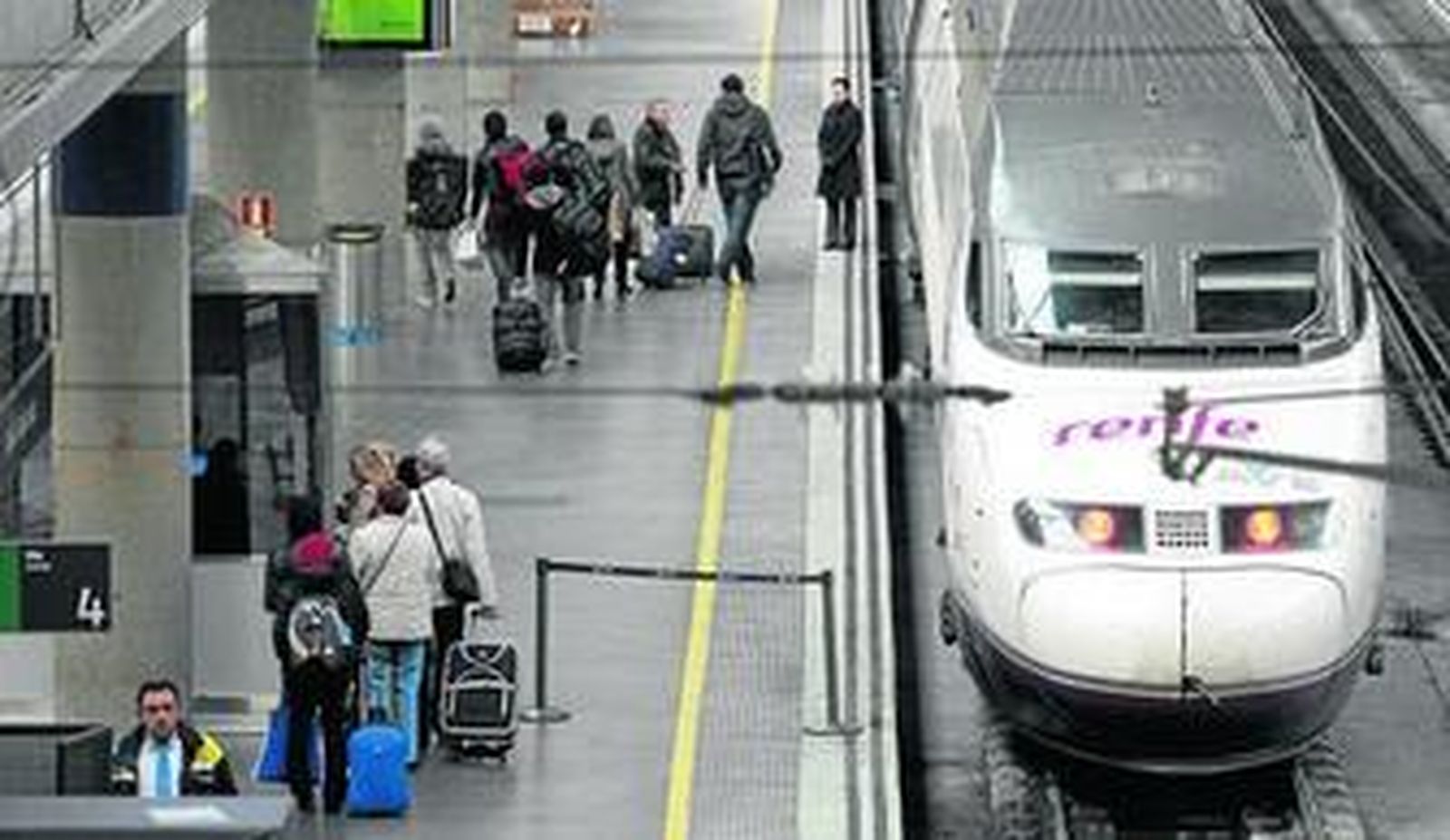 Viajeros caminan por el andén hacia el tren de Alta Velocidad, ayer en Sevilla.