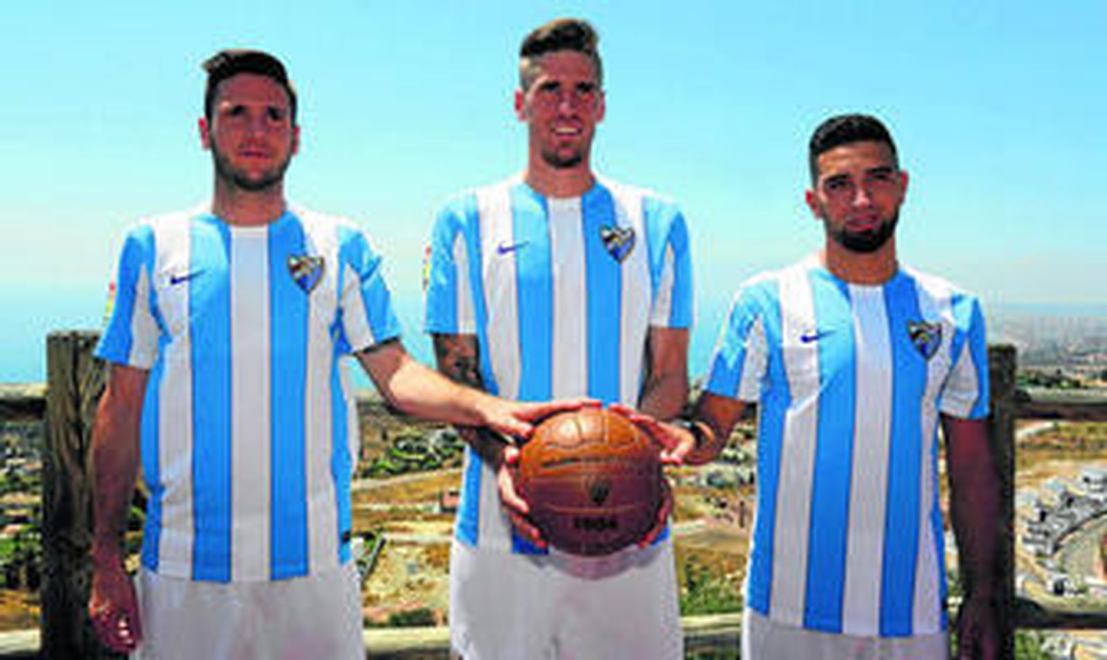 Cop, Albentosa y Tighadouini posan con un balón en la presentación celebrada ayer en Reserva del Higuerón.