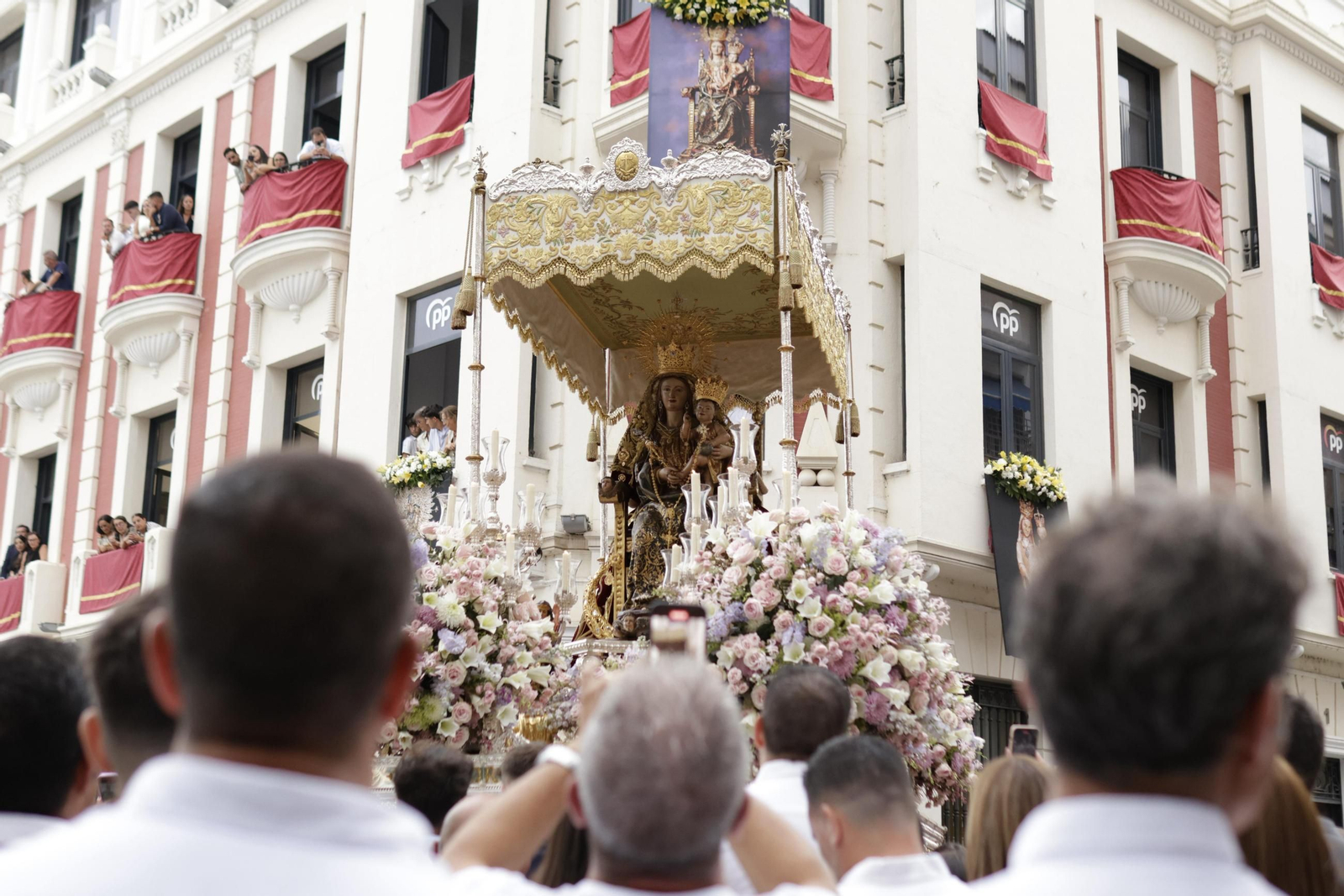 Imágenes de la salida y el recorrido de la Virgen de la Bella en la Magna Mariana de Huelva