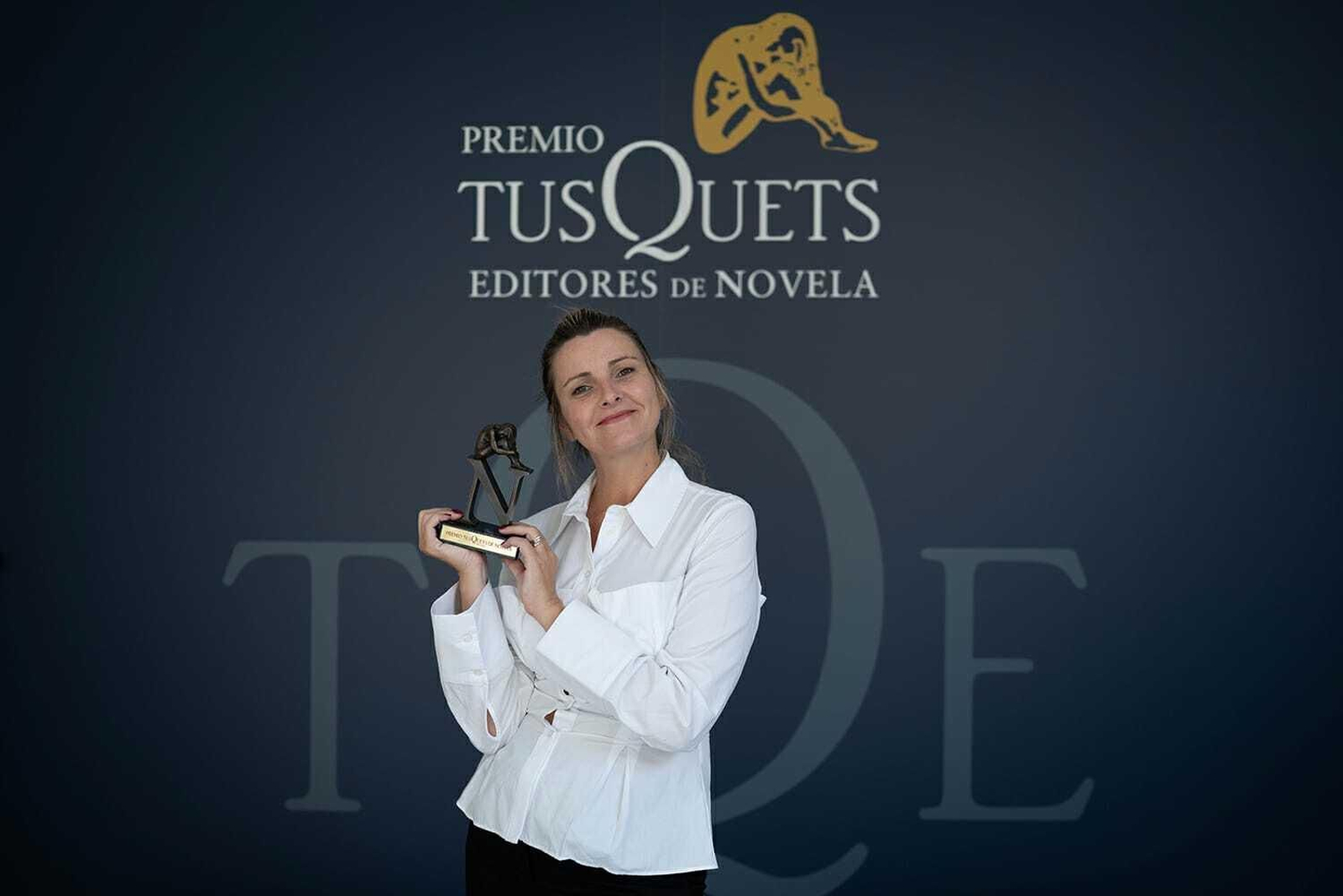 Silvia Hidalgo, con el Premio Tusquets. Silvia Hidalgo, con el Premio Tusquets.