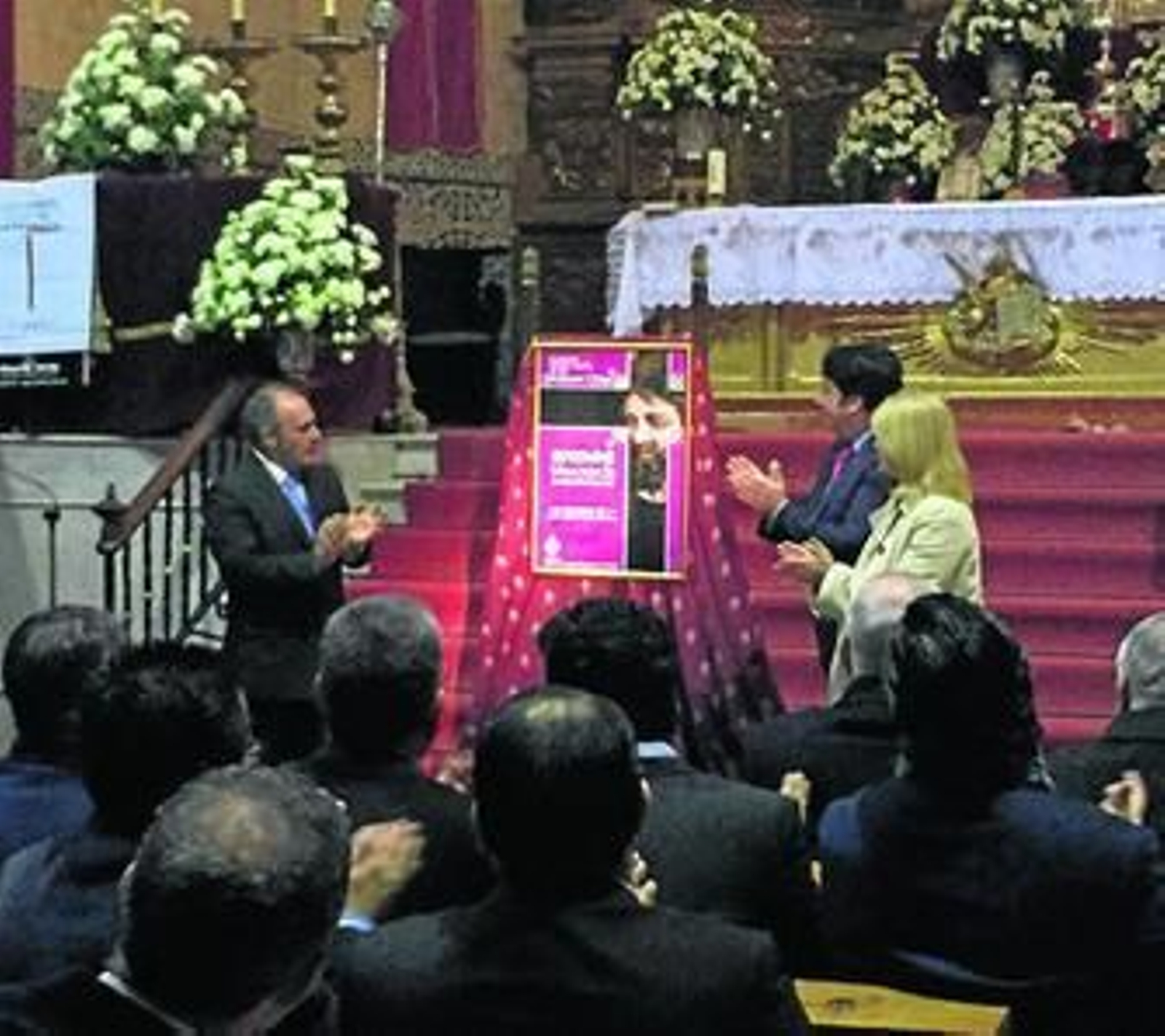 El hermano mayor, junto a la alcaldesa y el presidente de la Unión de Hermandades, el viernes, con el cartel.