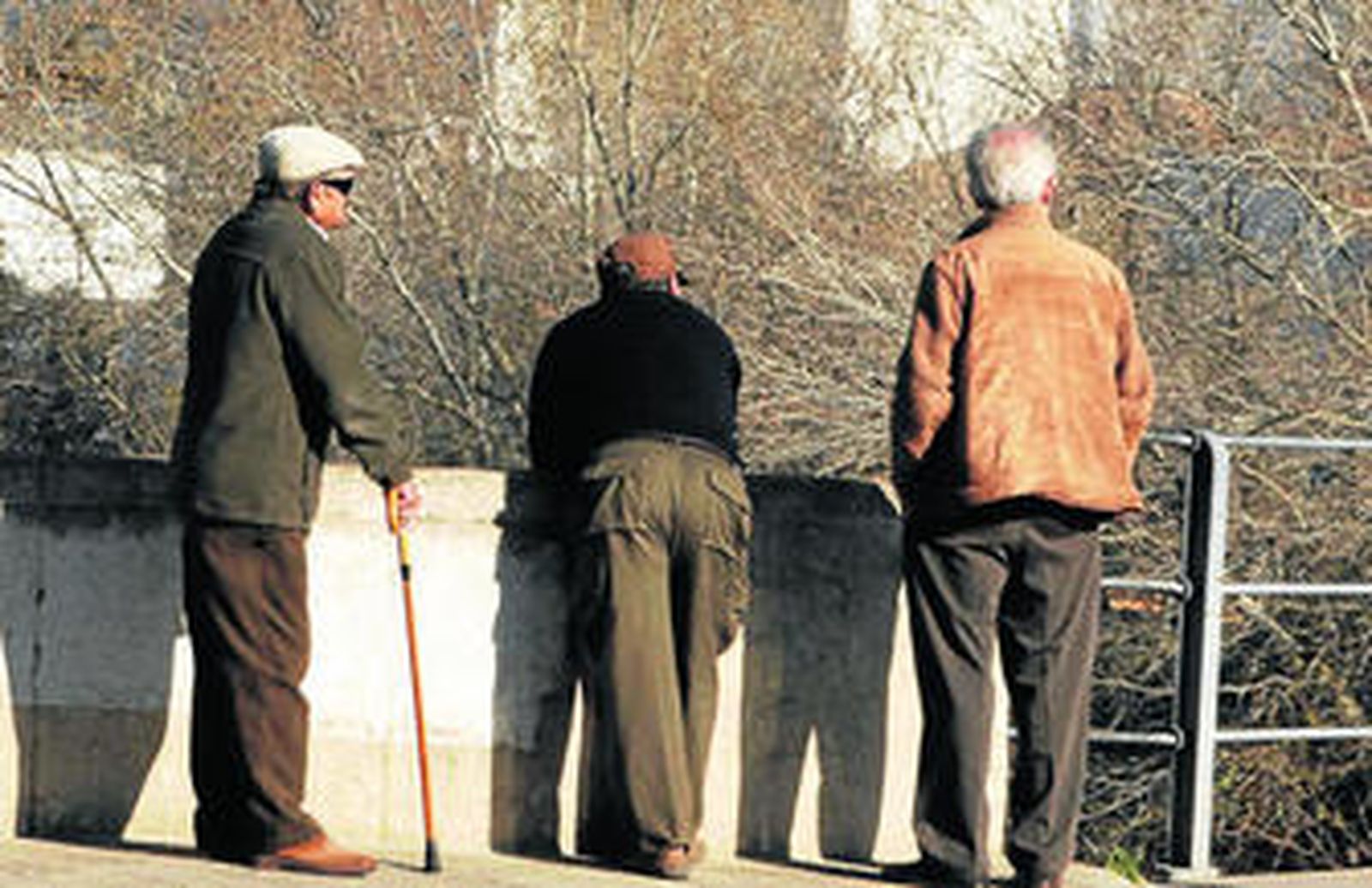 Vecinos de Arcos en edad de jubilación, el pasado viernes paseando por el pueblo.