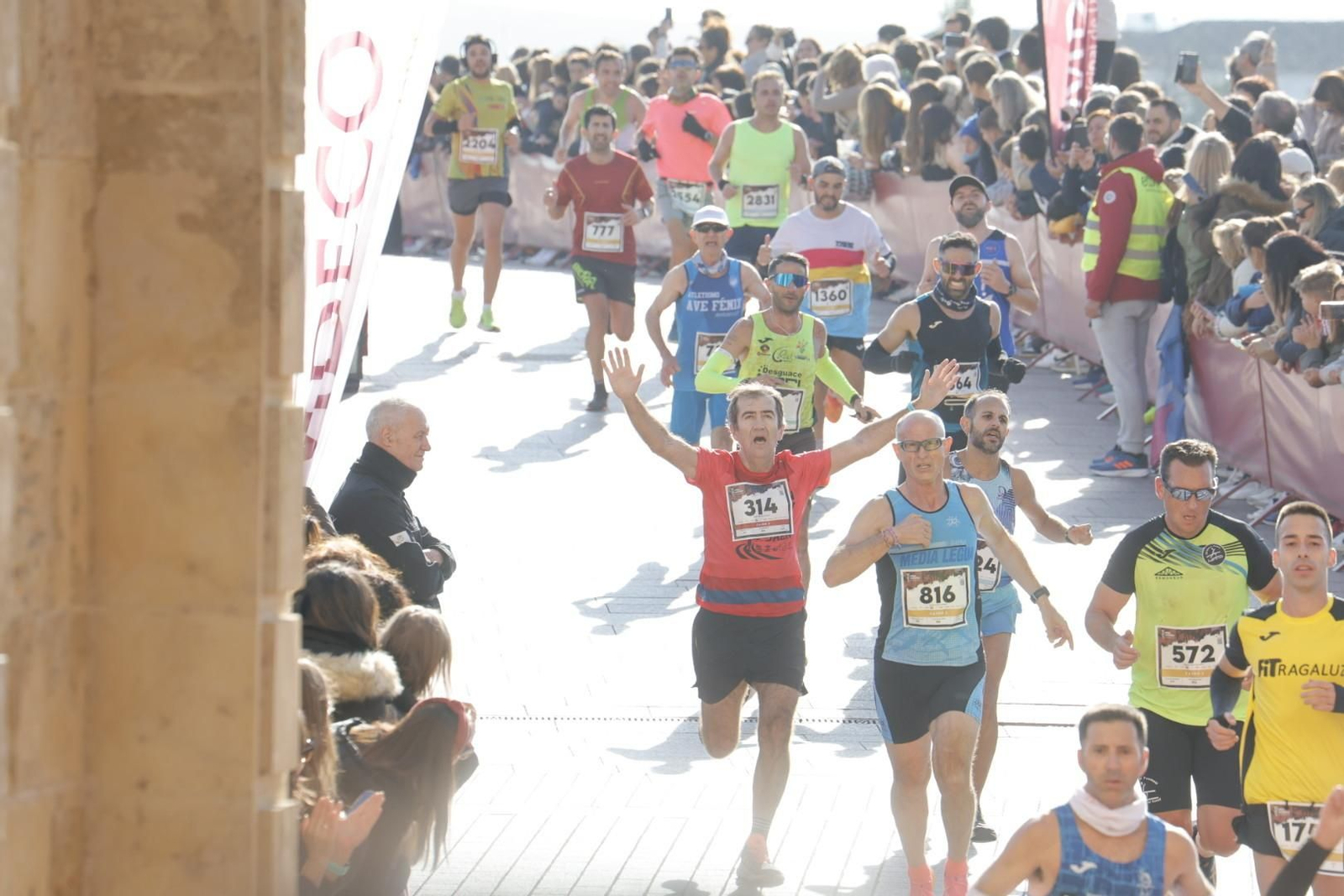 Media Maratón de Córdoba 2023: La gloria de cruzar la Puerta del Puente, en imágenes