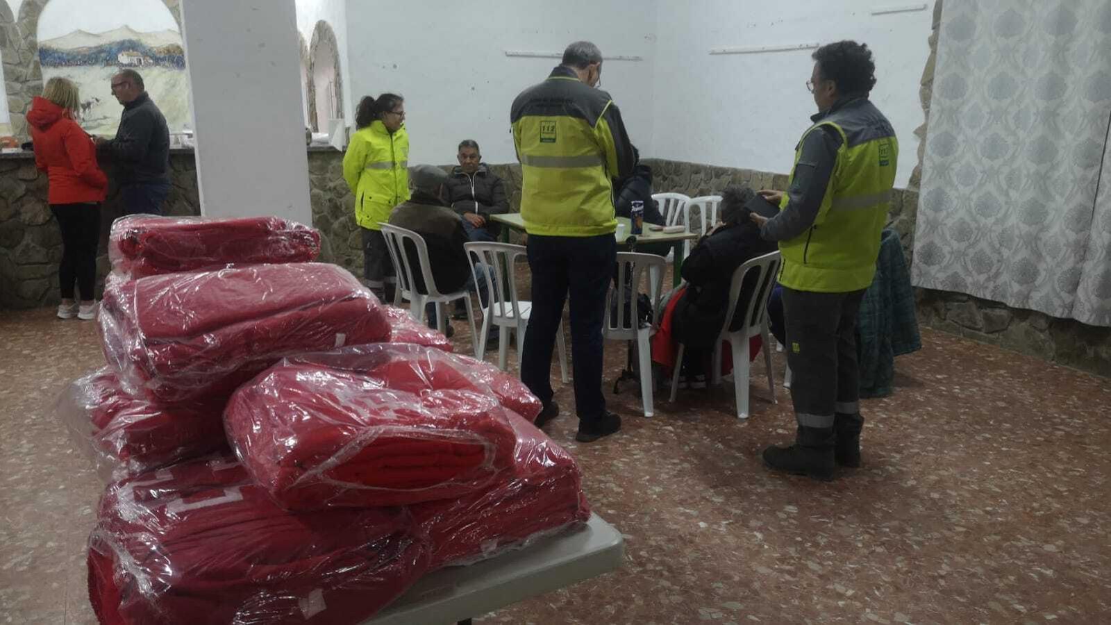 Algunos de los vecinos desalojados de manera preventiva por el incendio de Tarifa. Algunos de los vecinos desalojados de manera preventiva por el incendio de Tarifa.