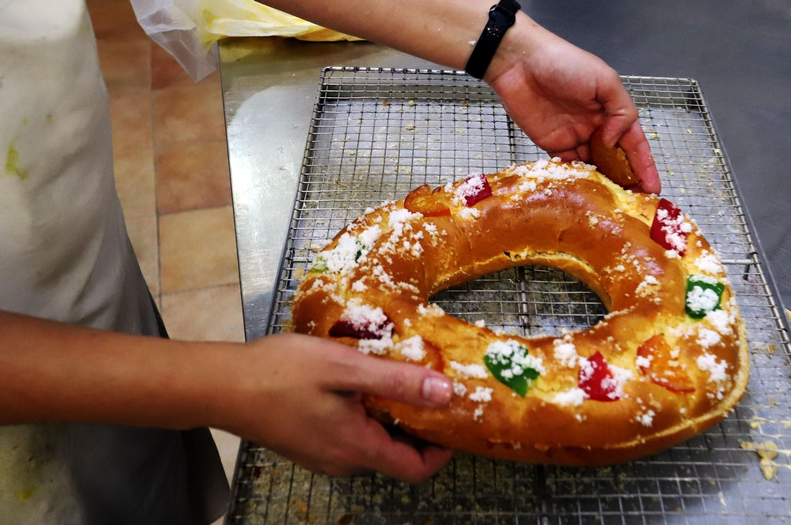 Imágenes de la elaboración del Roscón de Reyes en la Dulcería Nova Ruiz