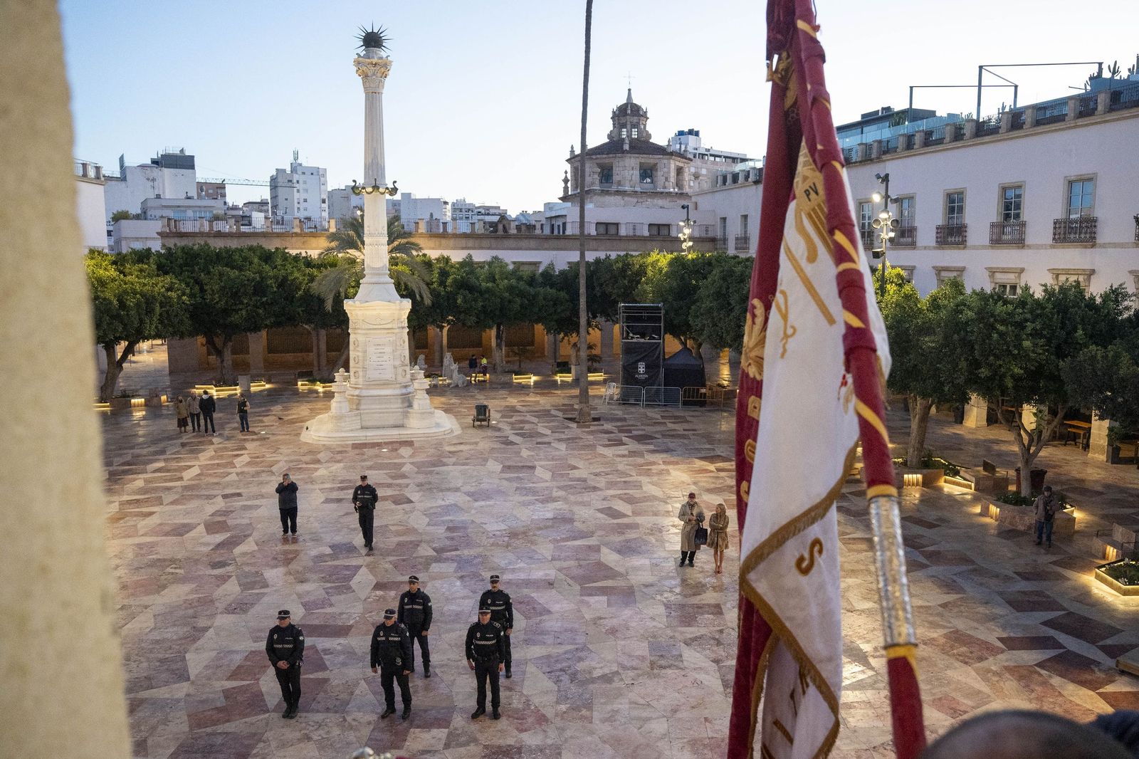 El Pendón vuelve a alzarse en Almería: memoria y ciudad bajo la luz de diciembre