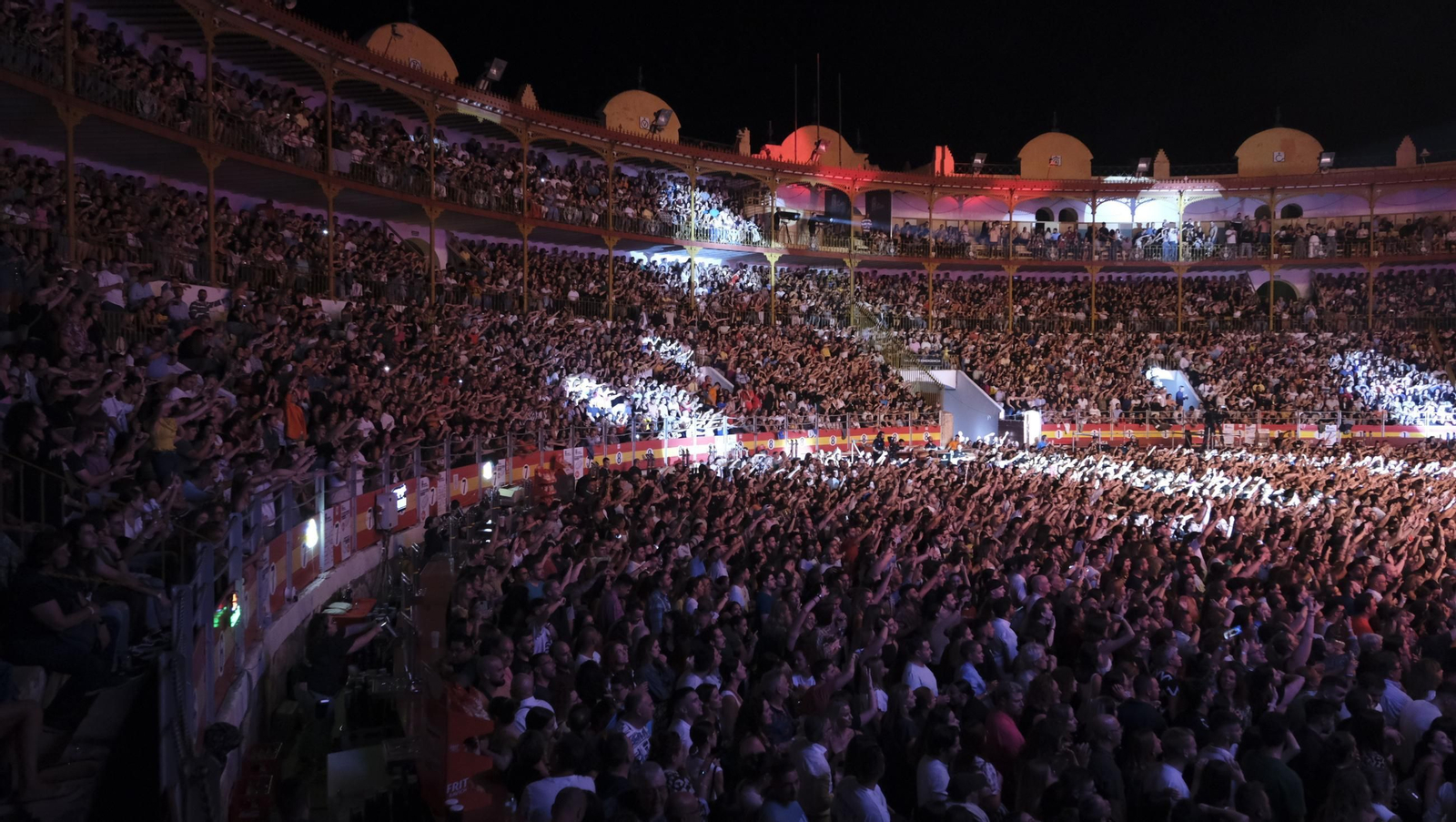El concierto de Melendi llena de fans la Plaza de Toros de Almería, en imágenes