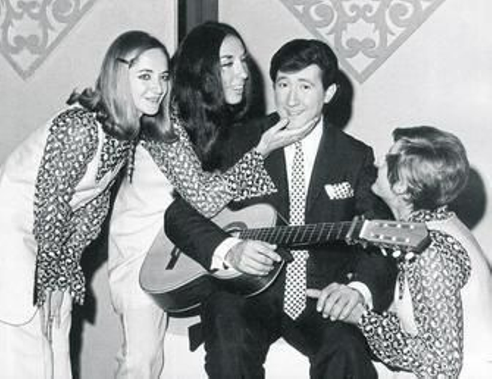 Fotografía de archivo de Luis Aguilé, durante una de sus apariciones en televisión en los sesenta.