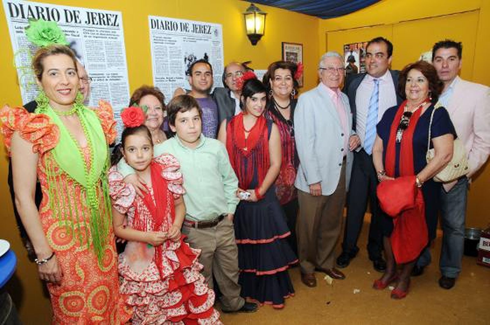 El artista Fernando Toro, con su familia y el director del Diario, David Fernández.

Foto: Manuel Mateo