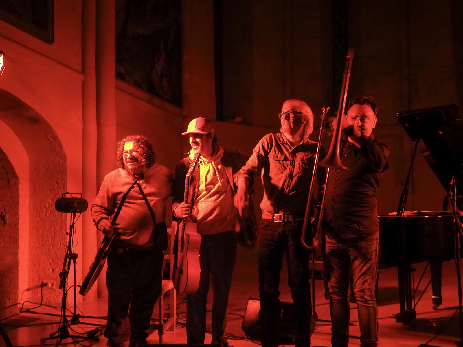 Las fotografías del concierto de Howe Gelb en la Iglesia de la Magdalena de Córdoba