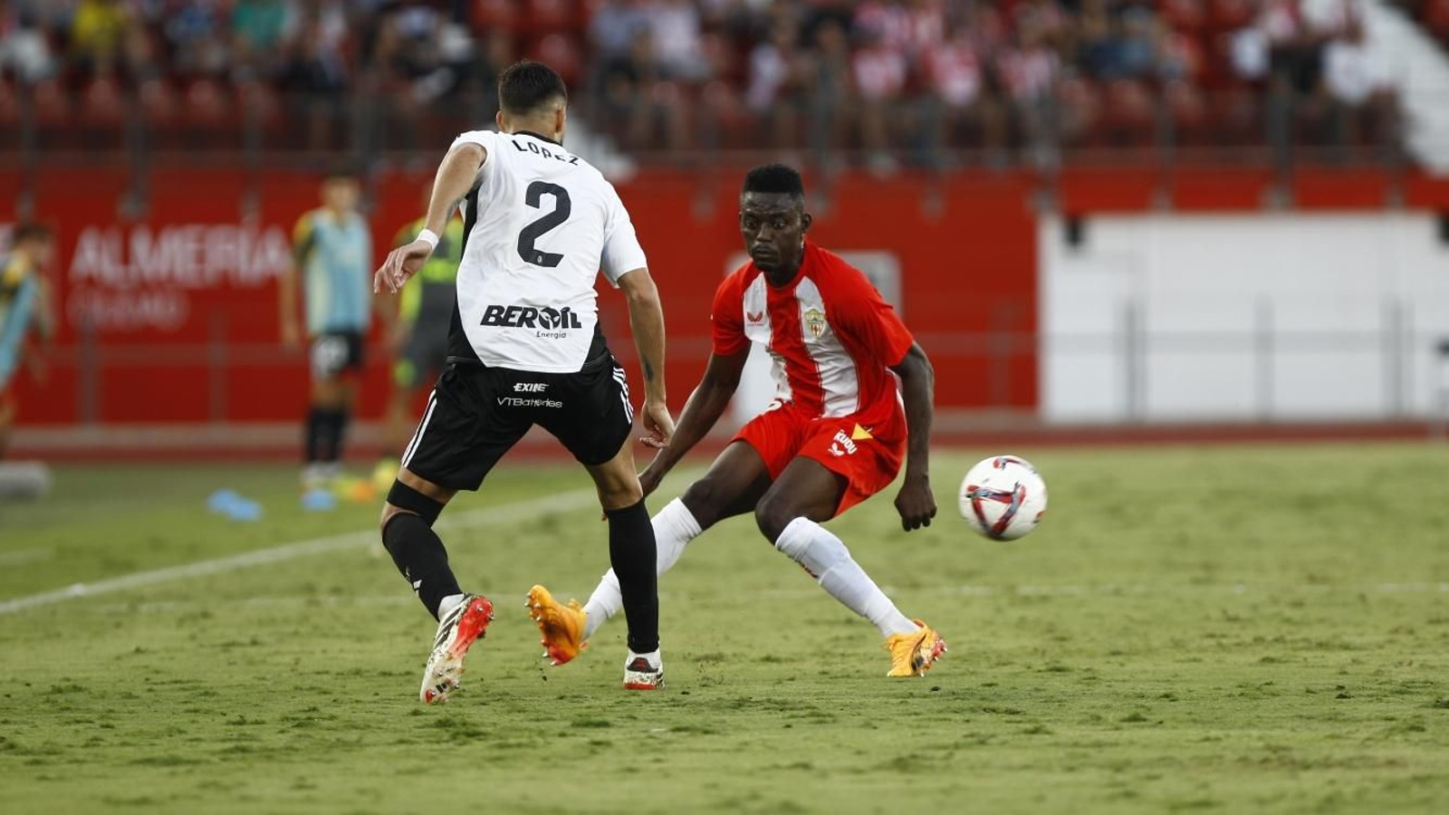 Iddrisu Baba se interpone en el camino de Lisandro López en el duelo de la pasada temporada.
