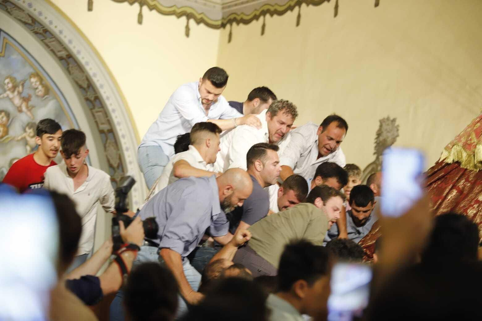 Traslado: las primeras imágenes de la Virgen del Rocío por las calles de Almonte