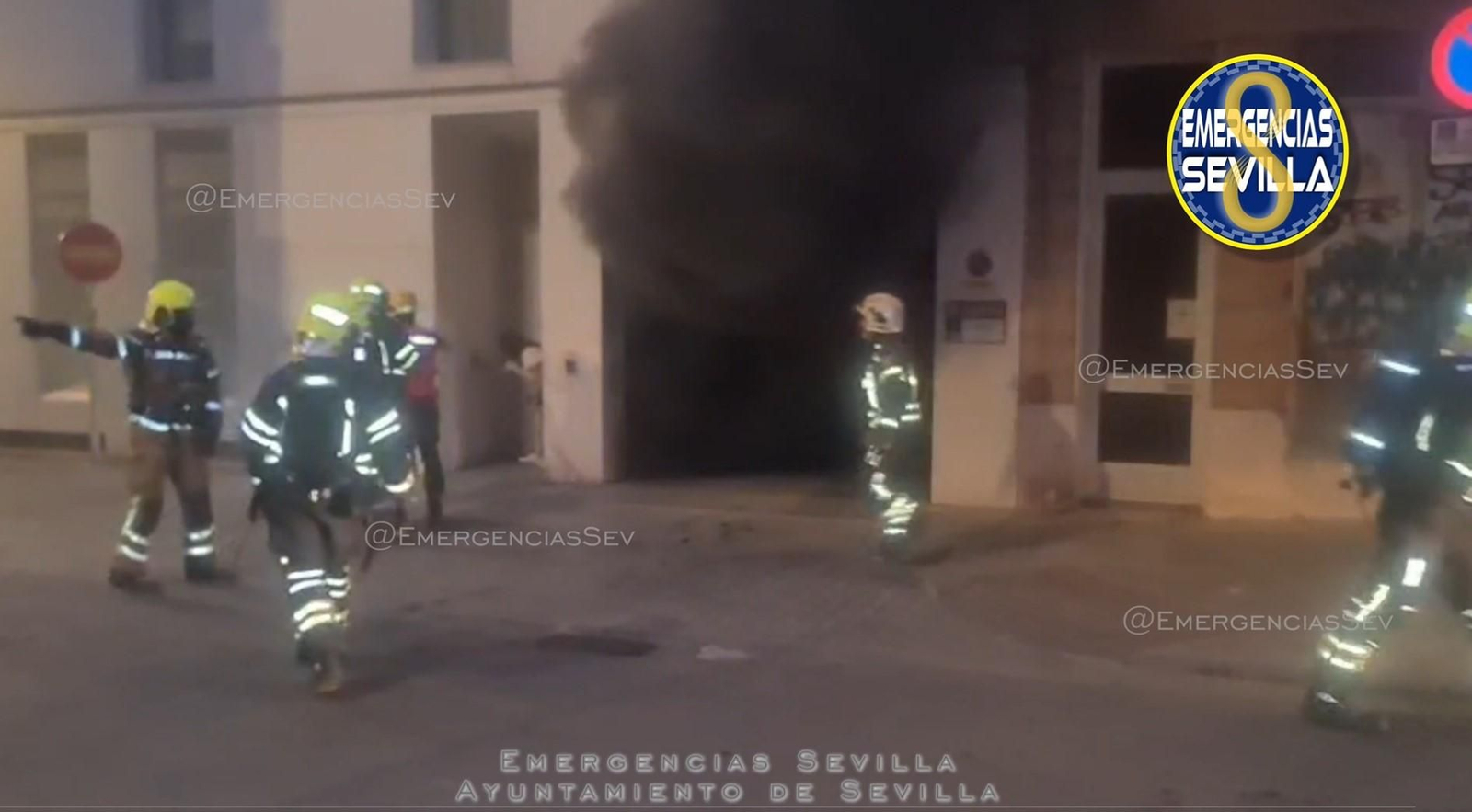 Tres personas afectadas por inhalación de humo en el incendio de un aparcamiento subterráneo en Sevilla