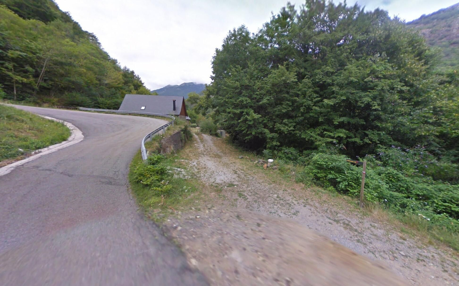 Atención al poste. Se sale por la derecha de la carretera de Caneján.