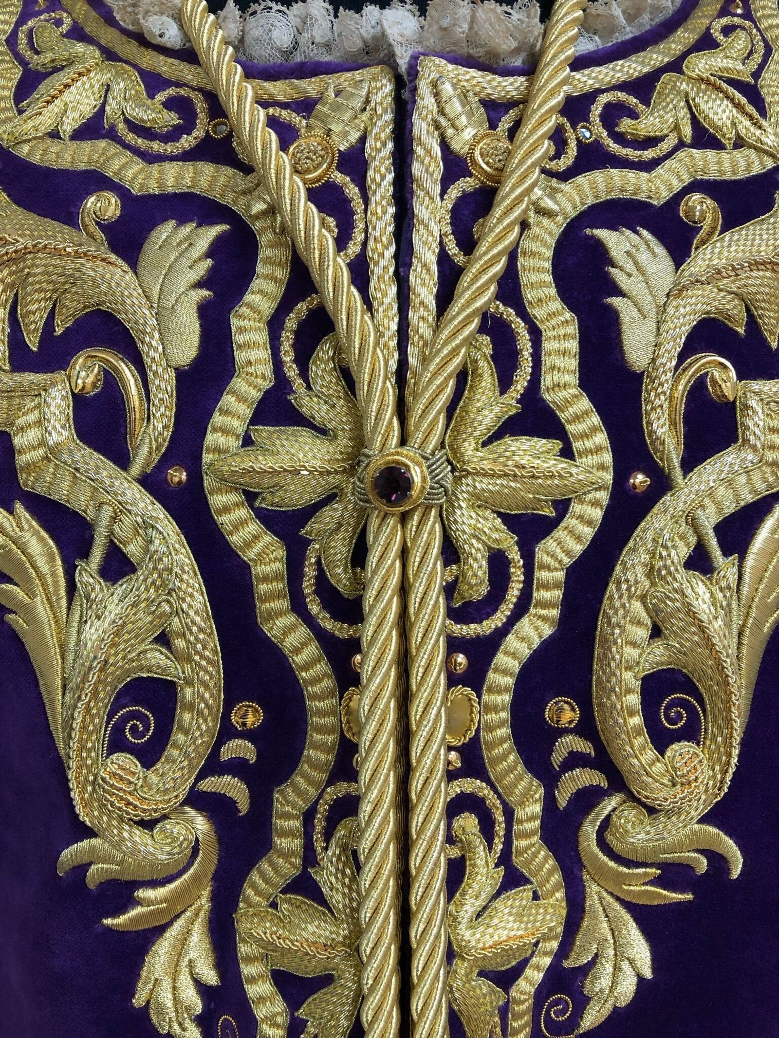 Detalle del pecho de la túnica