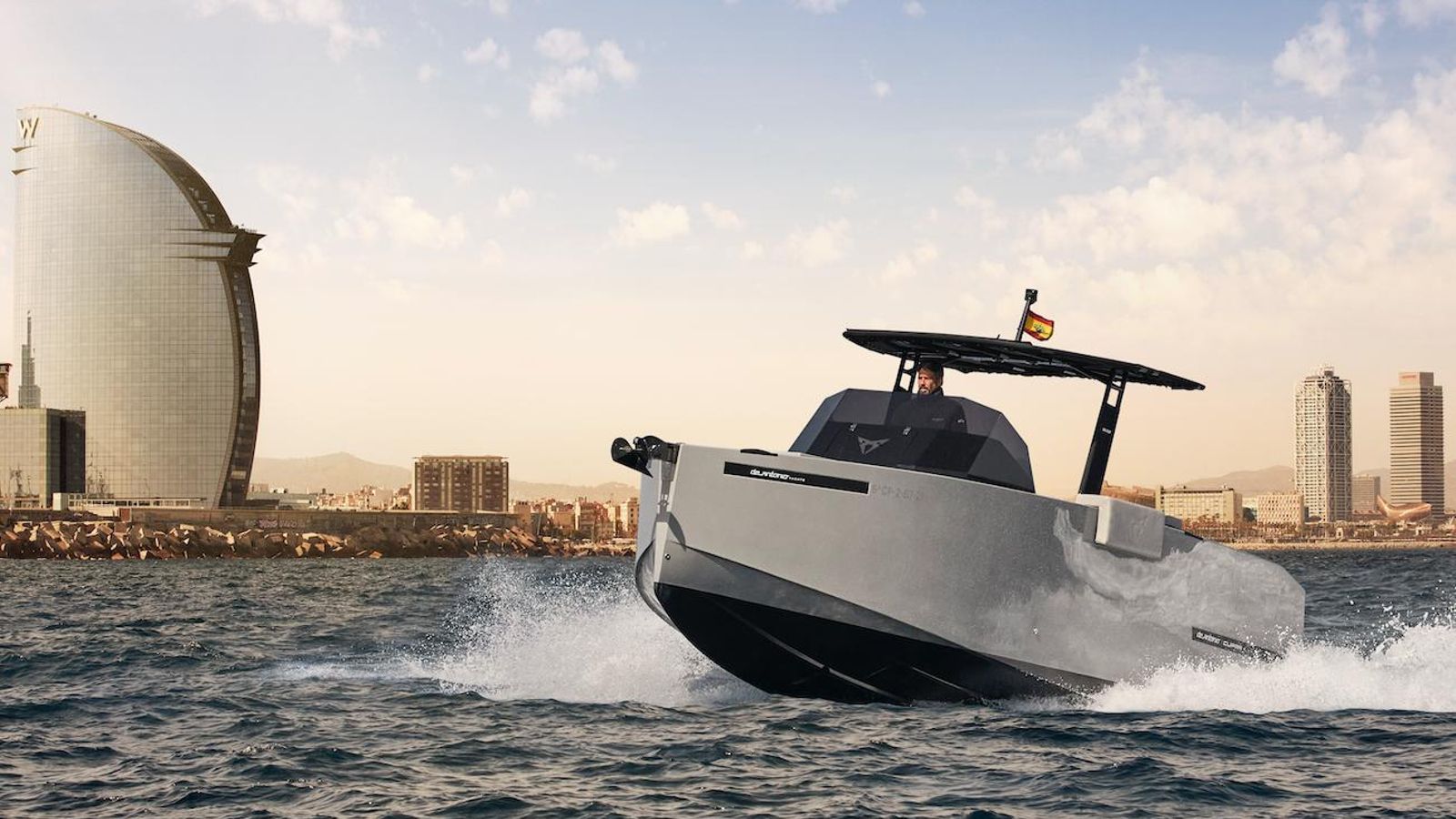 El De Antonio Yachts D28 Formentor E-Hybrid utiliza un motor de combustión de 400 CV para moverse en mar abierto y dos eléctricos para hacerlo en lagunas o espacios reducidos.