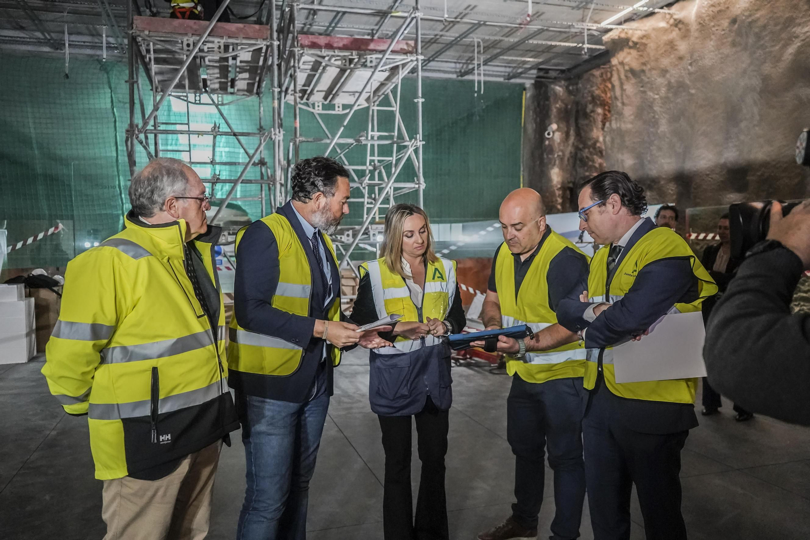 Imagen de la visita de Marifrán Carazo a la obra de la sala de usos múltiples en la parada Alcázar del Genil del Metro