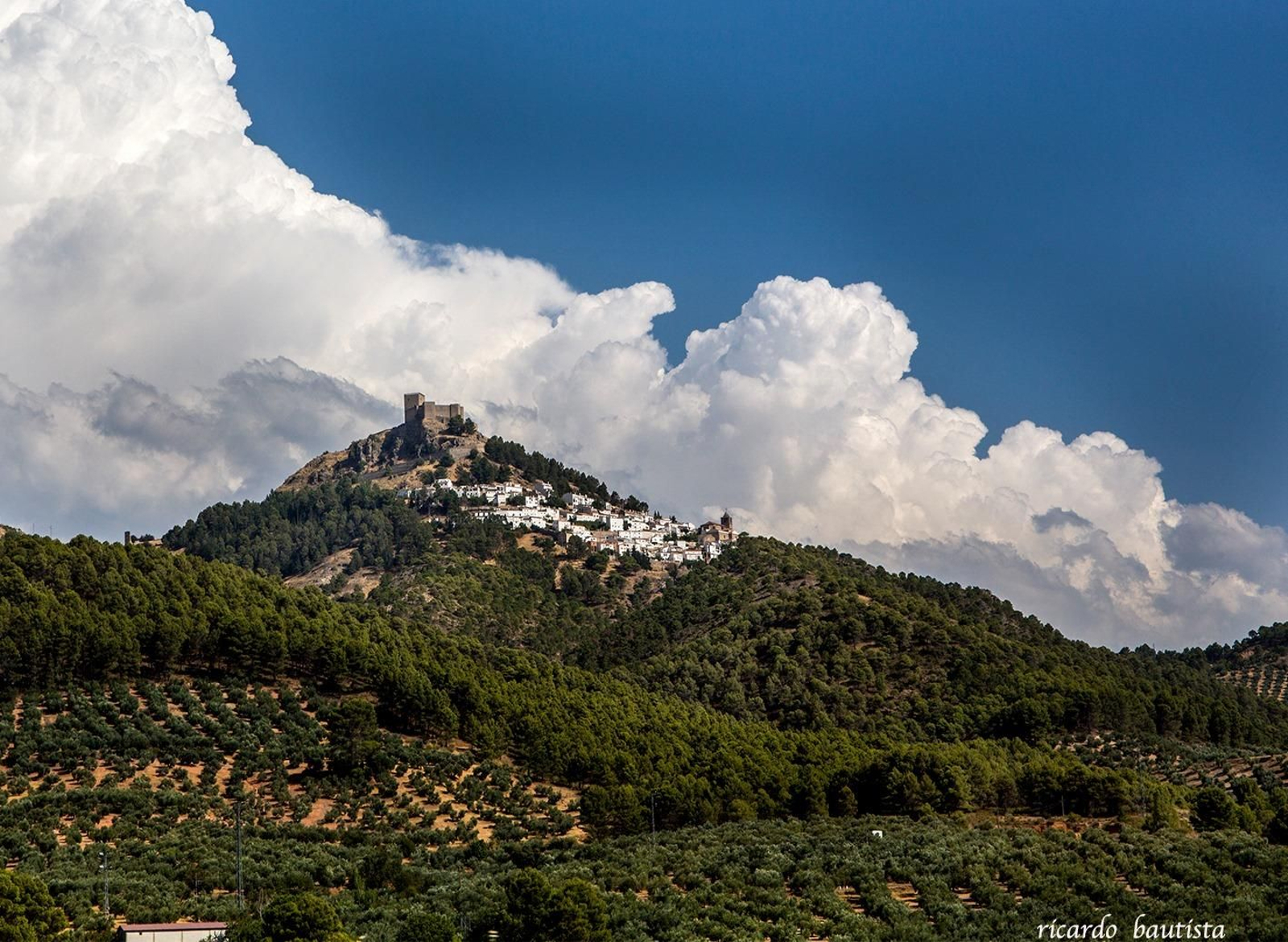 La vista del Castillo de Segura de la Sierra desde la Puerta de Segura es de postal.