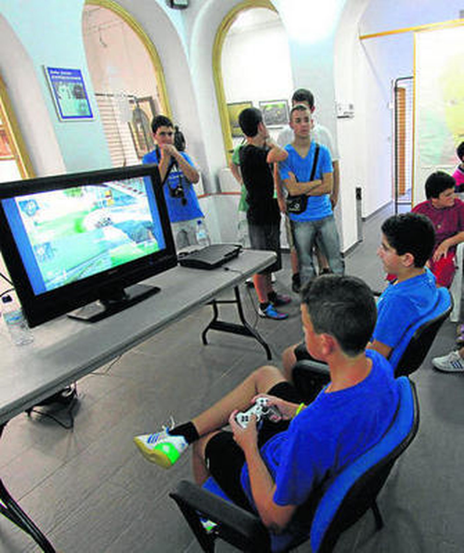 Varios jóvenes, en el torneo de 'Call of Duty', ayer en el Espacio Joven.