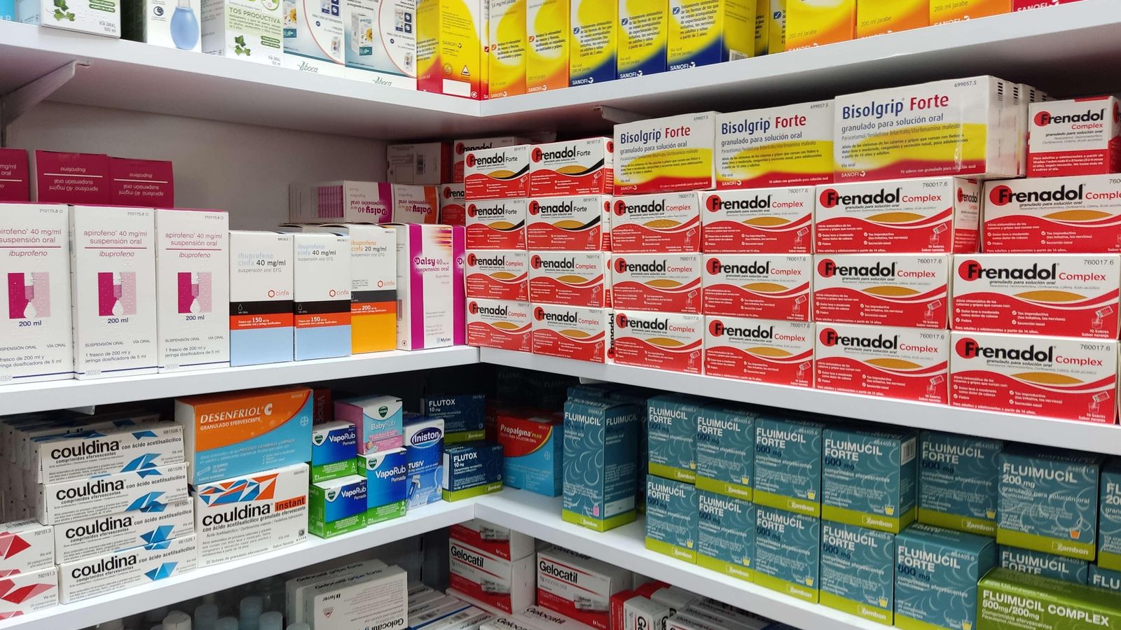 Las vitrinas de la farmacia cargadas de productos antigripales.