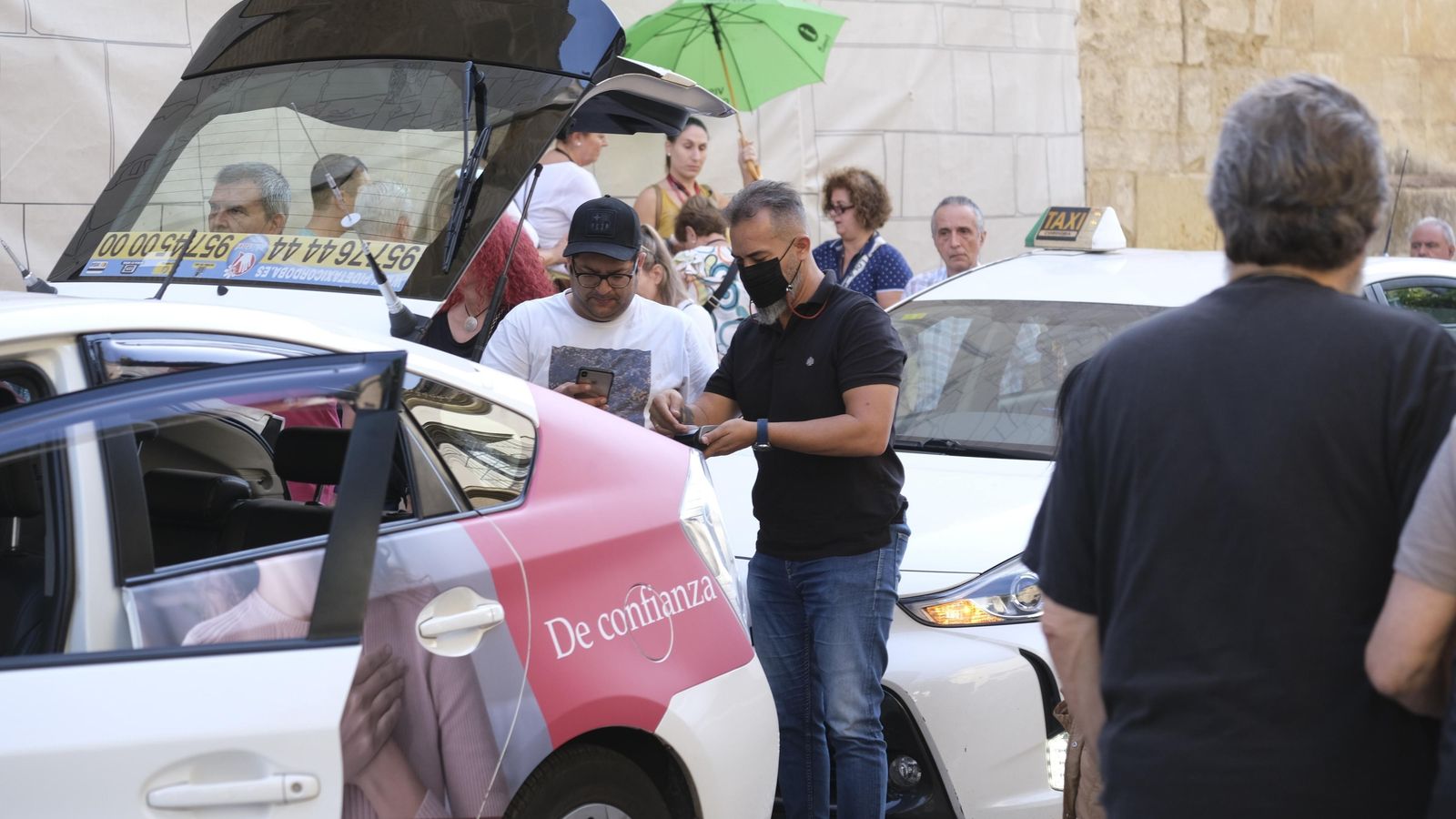 Taxis en el entorno de la Mezquita-Catedral durante este sábado. Taxis en el entorno de la Mezquita-Catedral durante este sábado.
