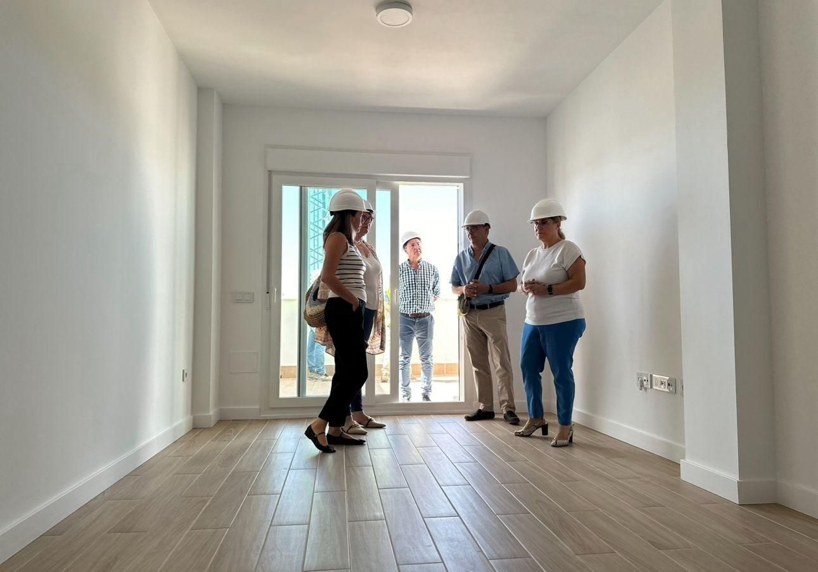 La visita institucional a la obra de las viviendas destinadas al alquiler social. La visita institucional a la obra de las viviendas destinadas al alquiler social.