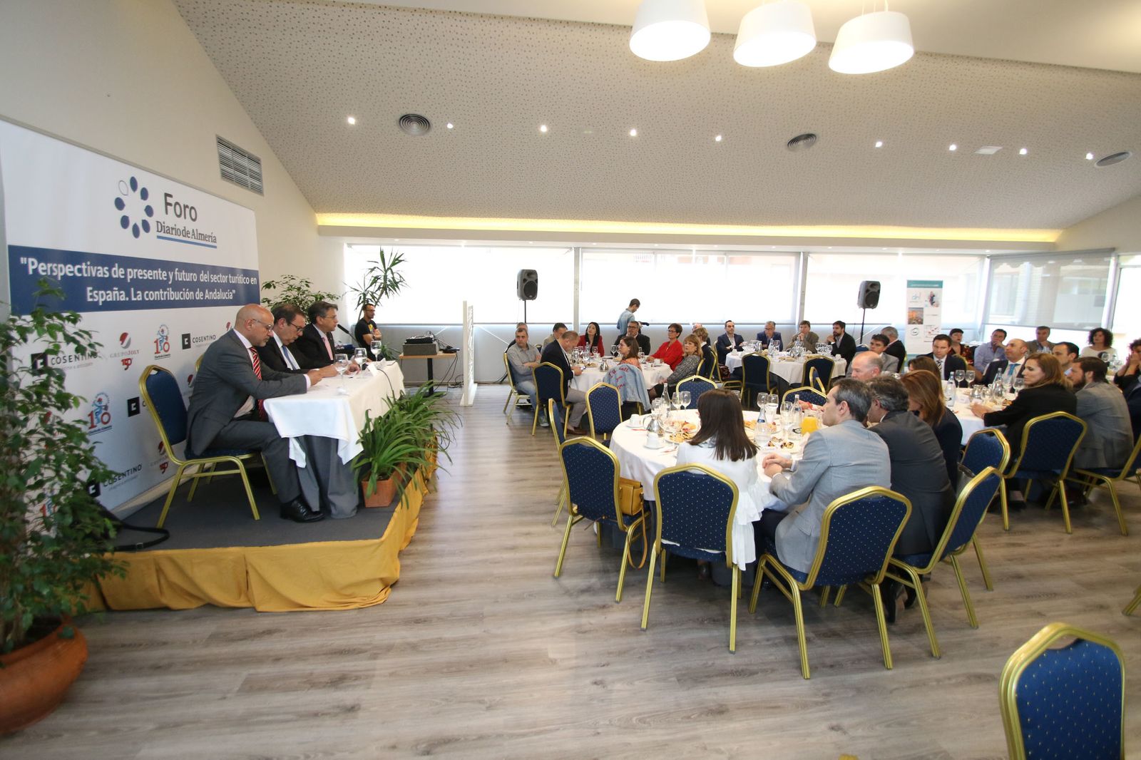 Las imágenes del Foro con el presidente de CEHAT