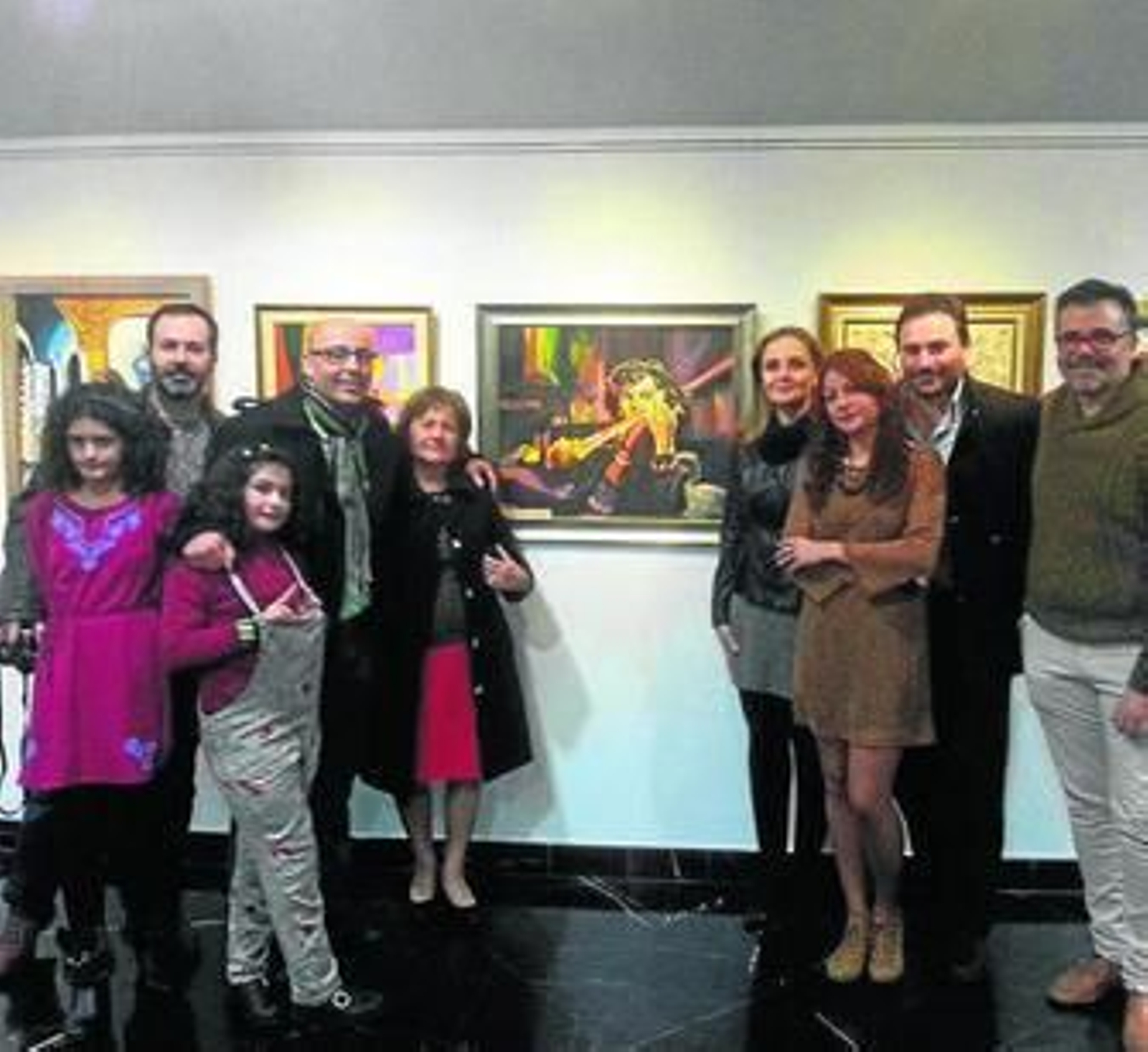 Domingo Fernández acudió a la apertura de la muestra de Isabel Parra.