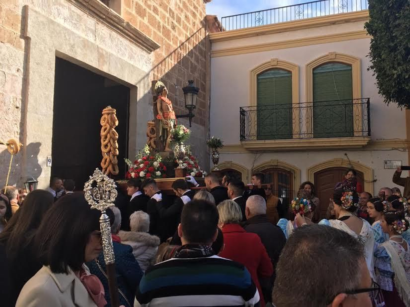 Es la que se encarga de organizar un programa de actos religiosos en las fiestas de San Sebastián Es la que se encarga de organizar un programa de actos religiosos en las fiestas de San Sebastián