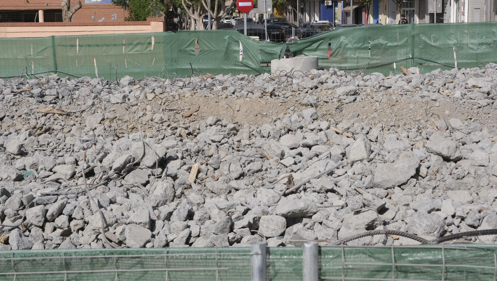 El Puente de la Avenida del Mediterráneo en su última fase de desmantelamiento, en imágenes