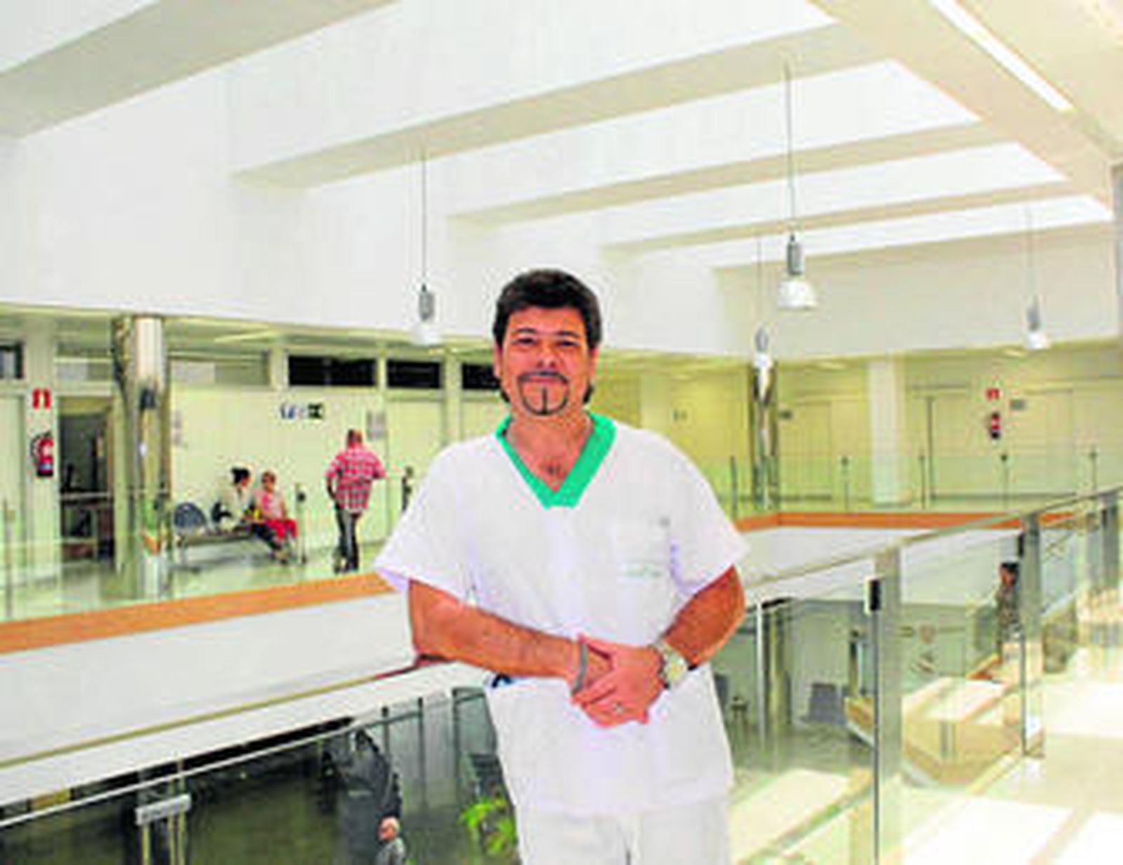 Carlos de la Cruz, en el patio central del Hospital Clínico.