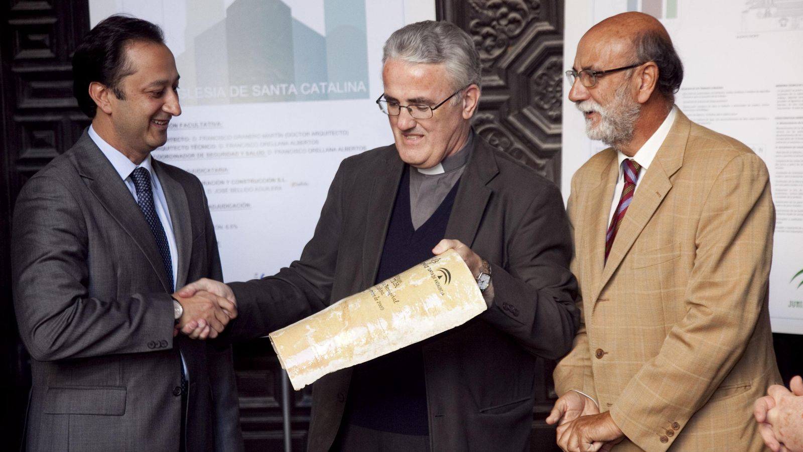 Alfonso Rodríguez Gómez de Celis, delegado de Urbanismo del Ayuntamiento; Francisco Ortiz, vicario general de la Arhidiócesis de Sevilla; y Bernardo Bueno, delegado territorial de Cultura en Sevilla, durante la firma del convenio para restaurar Santa Catalina en 2009.