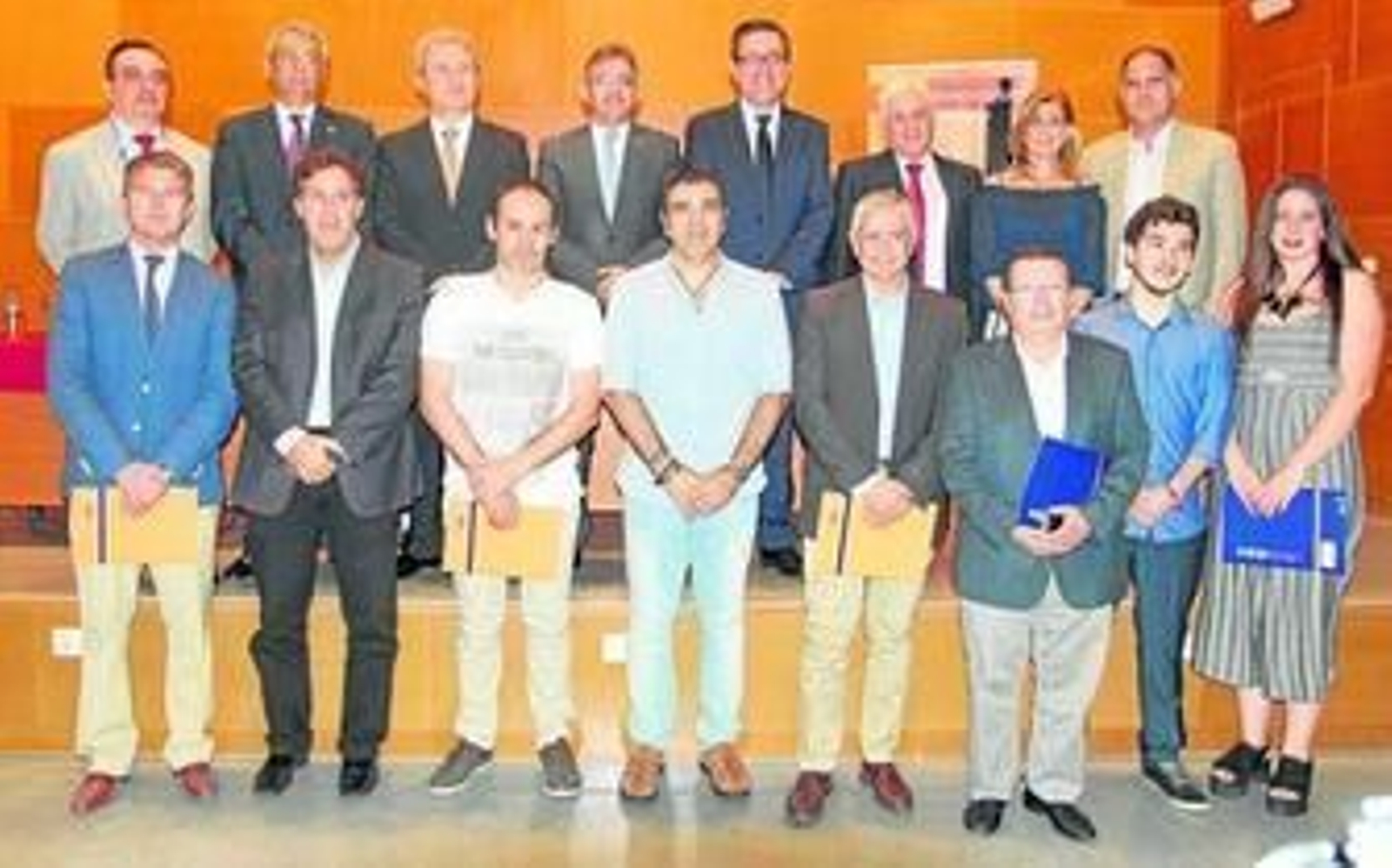 Foto de familia de los galardonados en la última edición de la Cátedra Aiqbe en la Universidad de Huelva, ayer, en la Facultad de Ciencias Experimentales.