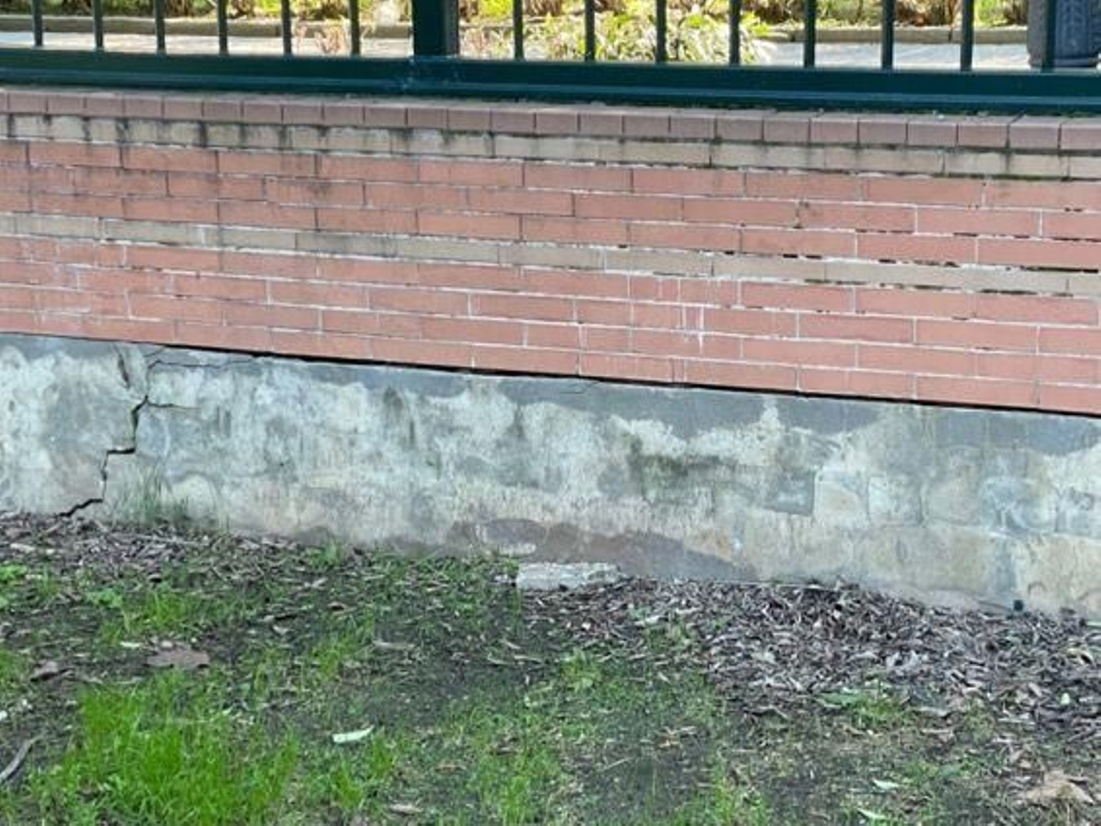 Las grietas del cerramiento de los Jardines del Prado en Diego de Riaño