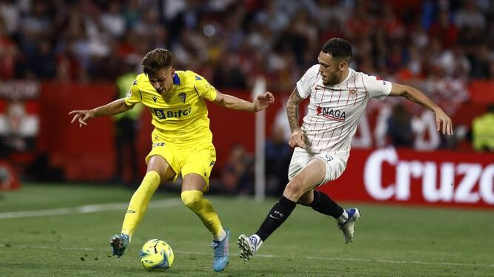 Iván Alejo y Ocampos, en un lance del último duelo entre Sevilla y Cádiz