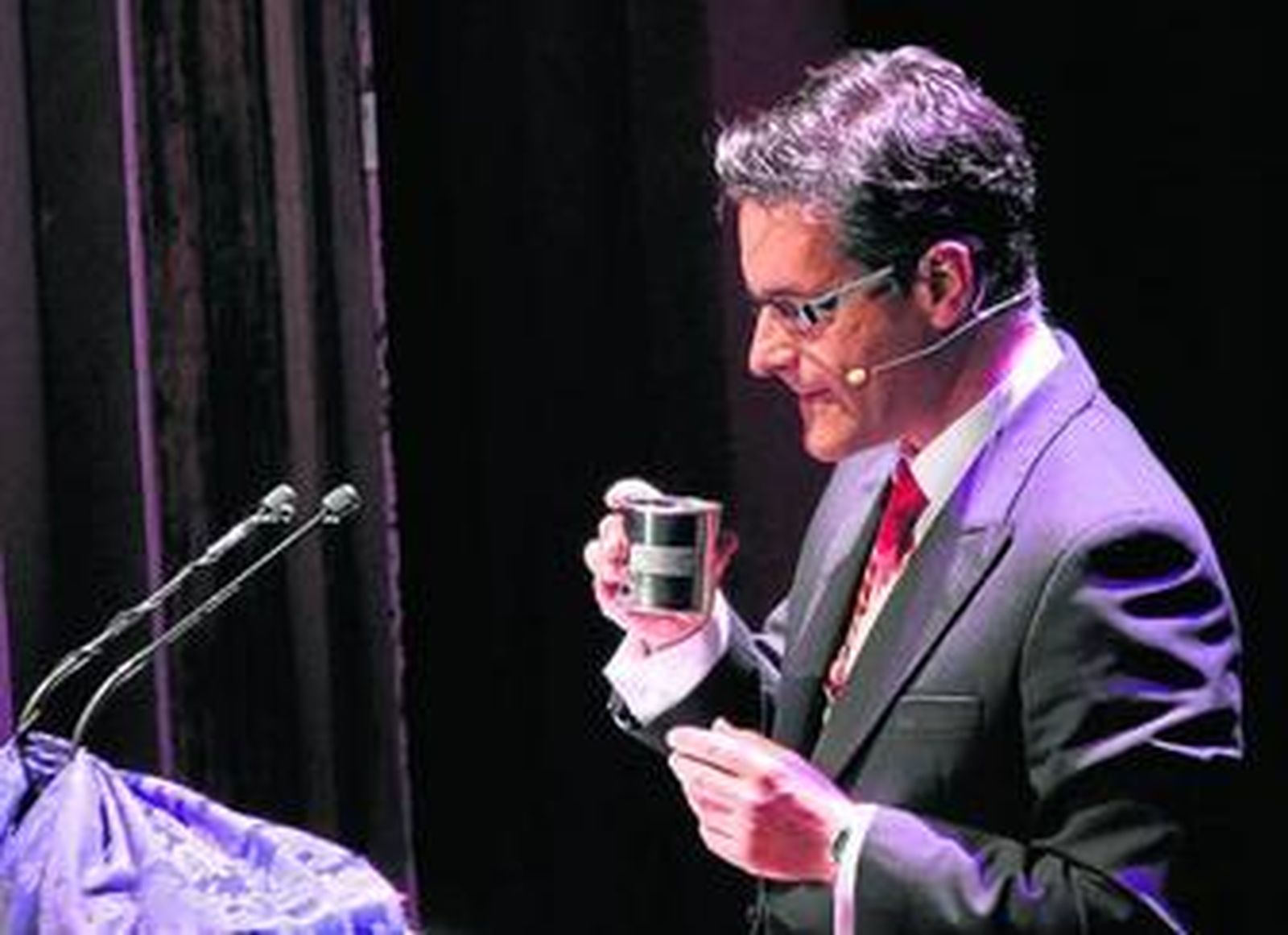 El pregonero se da un respiro para beber del jarrillo que le ofreció la Tertulia Cofrade 'El Aguaó', de 'Huelva Información'.